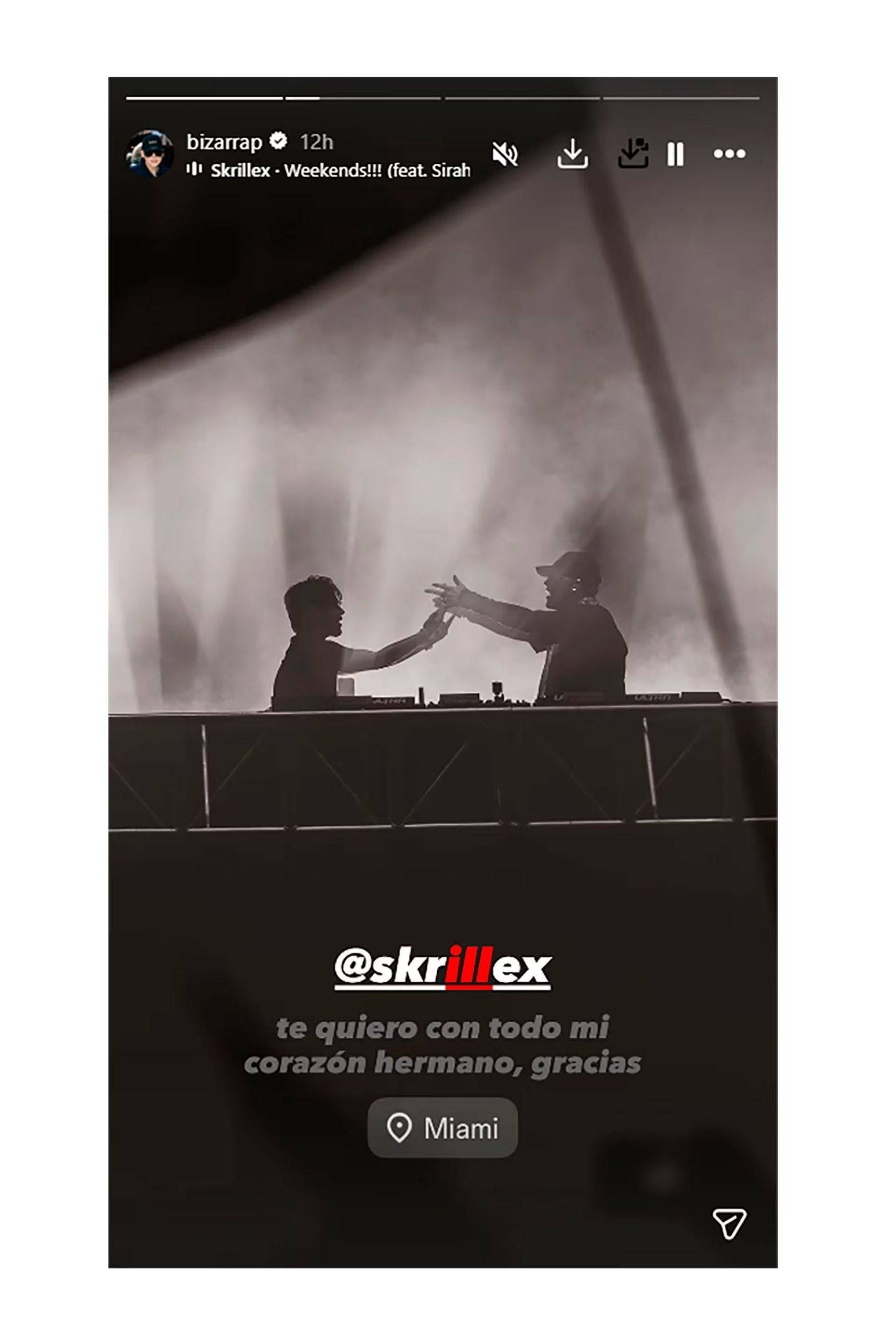 Bizarrap y Skrillex comparten un momento emotivo en el escenario durante su actuación conjunta en el Ultra Music Festival de Miami, agradeciéndose mutuamente.