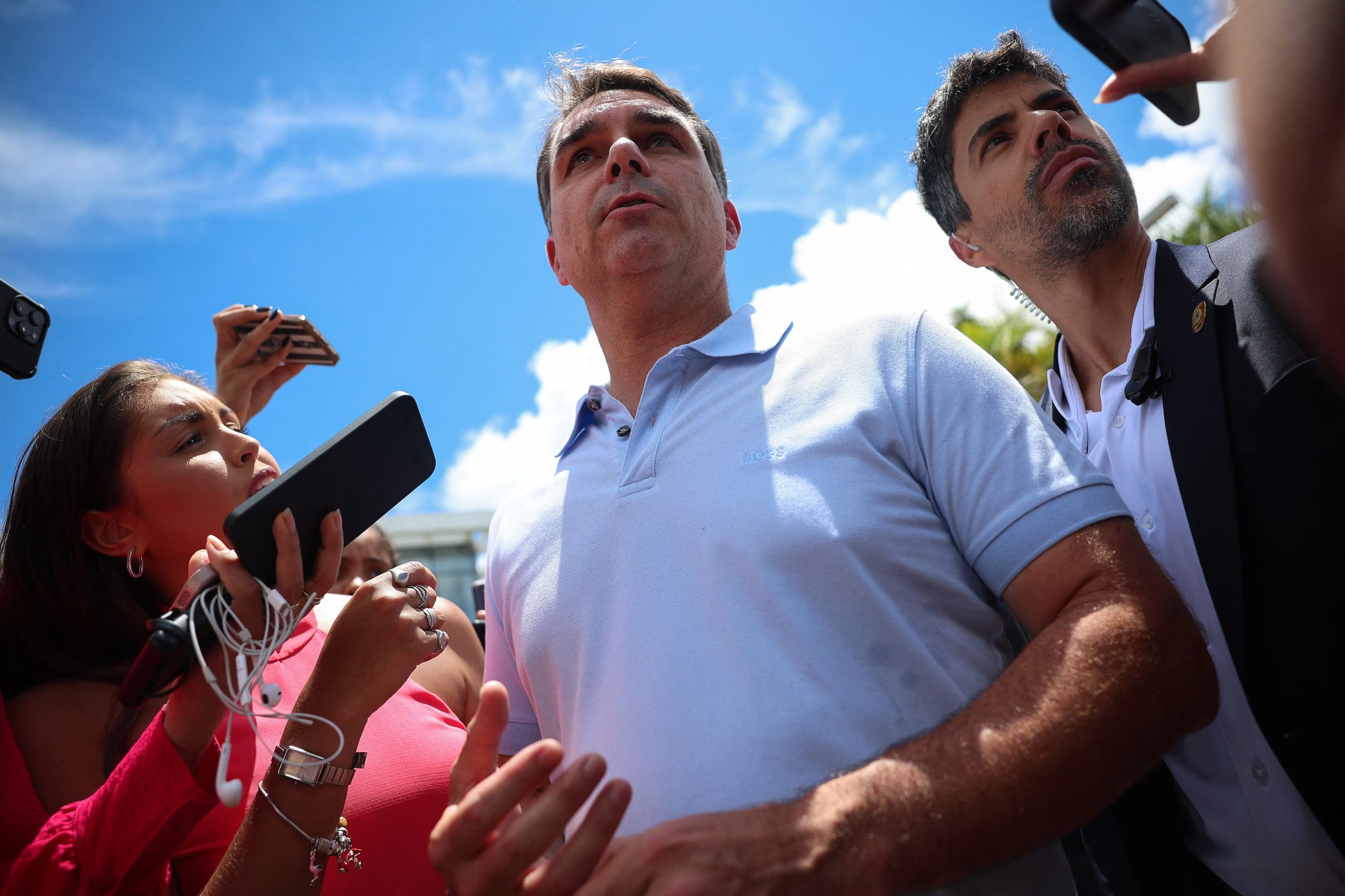 FOTO DE ARCHIVO-El senador Flavio Bolsonaro asiste a una conferencia de prensa fuera de un hospital, mientras su padre, el ex presidente de Brasil Jair Bolsonaro está hospitalizado, mientras cumple una condena de 27 años por planear un golpe contra su sucesor, el presidente Luiz Inacio Lula da Silva, en Brasilia, Brasil. 13 de marzo de 2026
REUTERS/Adriano Machado