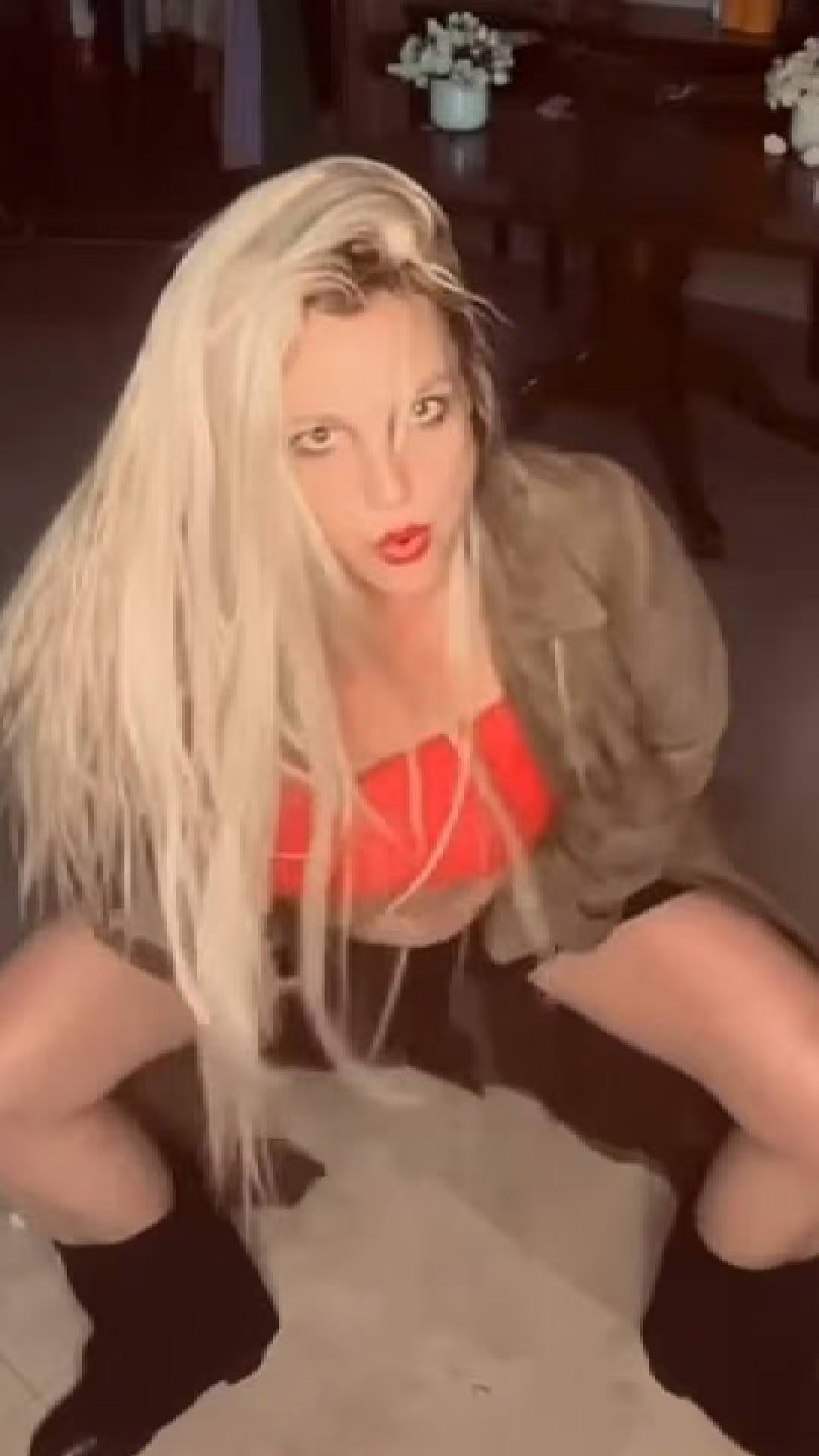 En uno de los videos, Spears baila al ritmo de