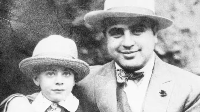 Durante la década de 1920, Al Capone consolidó el control sobre clubes clandestinos y apuestas ilegales en Chicago