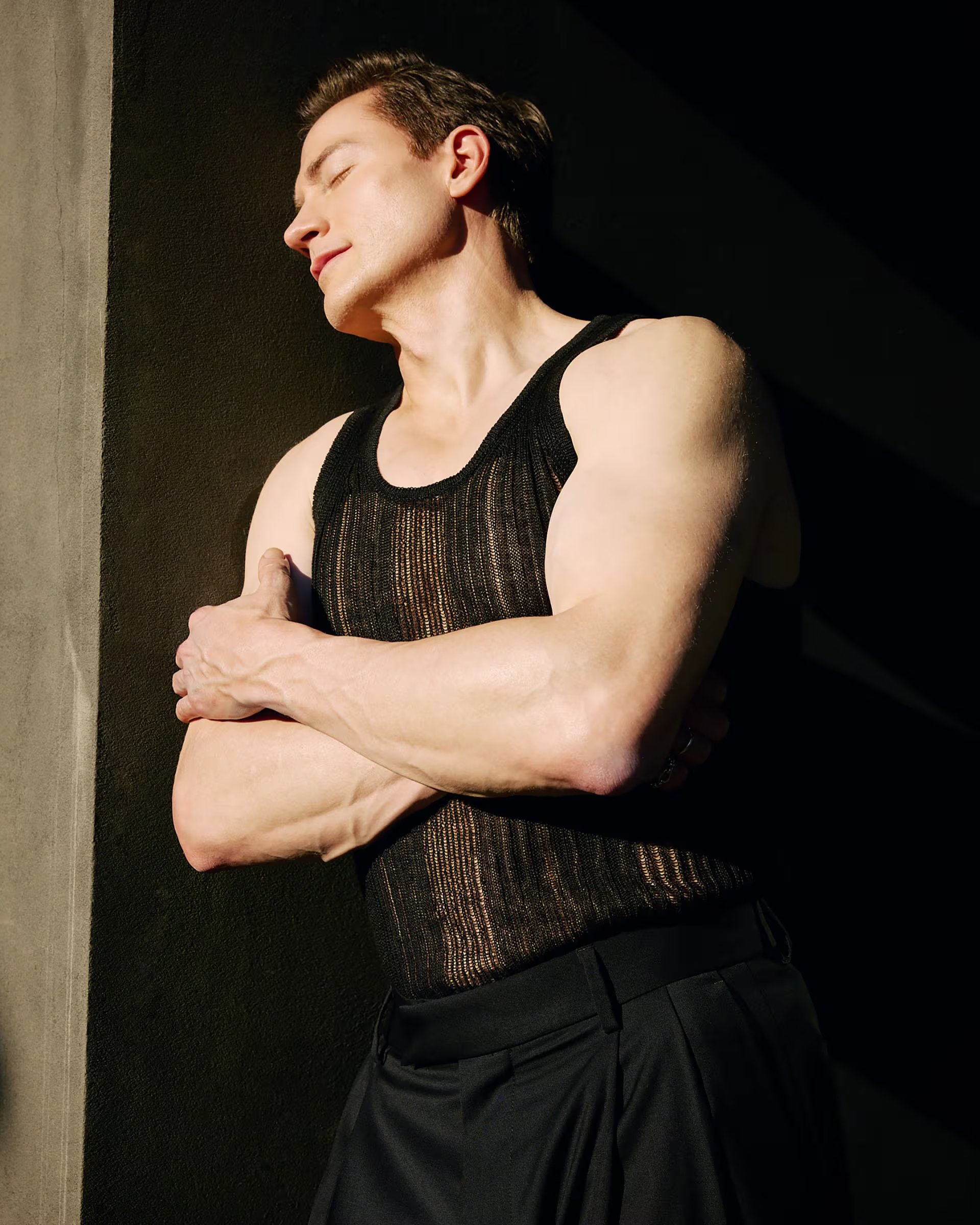 La rutina de longevidad de Johnson integra ayuno, dieta vegetal, sauna y eliminación de plásticos para optimizar la vitalidad