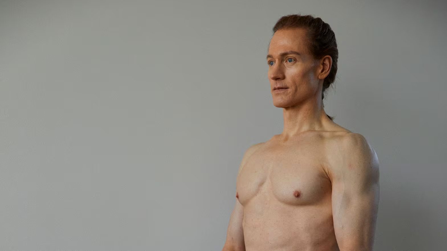 Bryan Johnson utiliza inteligencia artificial y ciencia de datos para analizar y perfeccionar sus protocolos de salud personalizados (@bryanjohnson<em>)» class=»aligncenter size-full» src=»https://kchcomunicacion.com/wp-content/uploads/2026/03/Bryan-Johnson-revoluciona-el-envejecimiento-con-in-2.jpg» style=»width:100%; height:auto; margin-bottom: 20px;»/></p>
<p>Durante su intervención en el espacio de Von, comparó la situación actual con el escepticismo médico del pasado: </p>
<blockquote><p>“A finales del siglo XIX, hablar de gérmenes invisibles parecía absurdo. Ahora, plantear vivir 150, 200 o 1.000 años suena a locura, pero la tecnología nos coloca ante esa posibilidad”</p></blockquote>
<p>. </p>
<p>Para el empresario, el fin de la muerte como un destino inevitable exigiría un cambio drástico en el comportamiento de la sociedad. Argumenta que </p>
<blockquote><p>“si aceptamos que podemos dejar de morir, la manera de vivir cambia por completo. <strong>Ya no tiene sentido destrozar el cuerpo por dinero o asumir que el sufrimiento es el precio del éxito</strong>”</p></blockquote>
<p>. Además, subrayó que este proyecto no nace de un deseo egoísta de inmortalidad, sino de una <em>ética de cooperación</em> para preservar la existencia humana el mayor tiempo posible.</p>
<h3>Análisis masivo de datos y experimentación corporal</h3>
<p><img decoding=