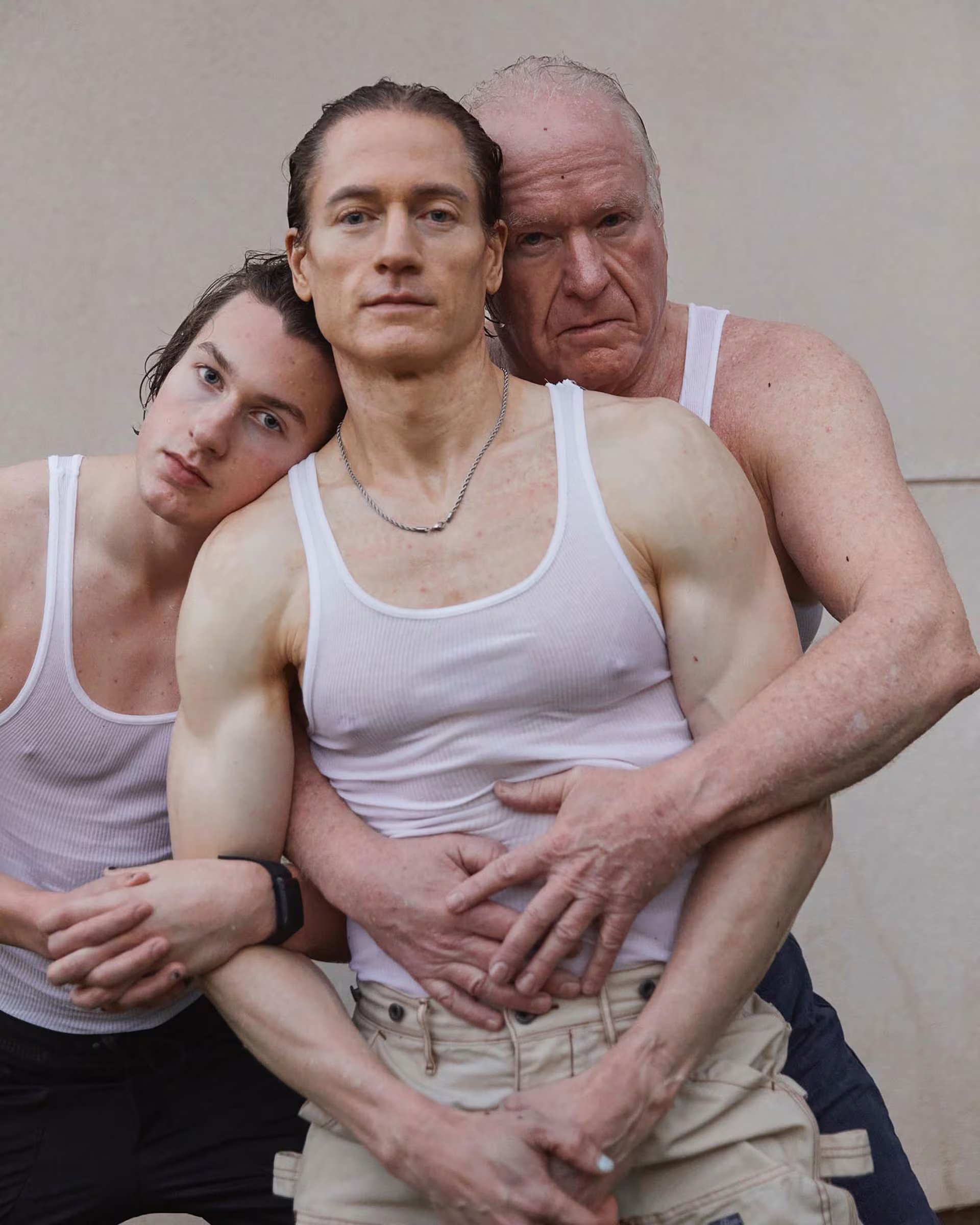 Johnson denuncia que la cultura actual y la industria favorecen la adicción y el deterioro físico, alentando una 'sociedad de morir' (@bryanjohnson</em>)» class=»aligncenter size-full» src=»https://kchcomunicacion.com/wp-content/uploads/2026/03/Bryan-Johnson-revoluciona-el-envejecimiento-con-in-4.jpg» style=»width:100%; height:auto; margin-bottom: 20px;»/></p>
<p>En el ámbito de las intervenciones biológicas, Johnson captó la atención mediática al realizarse transfusiones de plasma con su padre y su propio hijo. Según su relato, los resultados fueron mixtos: mientras que su padre mostró una ralentización biológica equivalente a <strong>25 años menos</strong> en la evaluación de la metilación de su ADN, Johnson no detectó cambios significativos en sus propios biomarcadores tras recibir el plasma de su hijo.</p>
<p>Su estilo de vida incluye un régimen alimenticio compuesto por verduras, semillas, legumbres, frutos secos y una cantidad importante de <strong>aceite de oliva virgen extra</strong>, el cual aporta el 15% de su ingesta calórica diaria. </p>
<blockquote><p>“<strong>El sueño y la disciplina son claves</strong>. No consumo nada después del medío día; apago el teléfono una hora antes de dormir y verifico mi frecuencia cardiaca en reposo como marcador principal de longevidad”</p></blockquote>
<p>, explicó sobre sus hábitos nocturnos diseñados para maximizar la reparación celular.</p>
<p><img decoding=