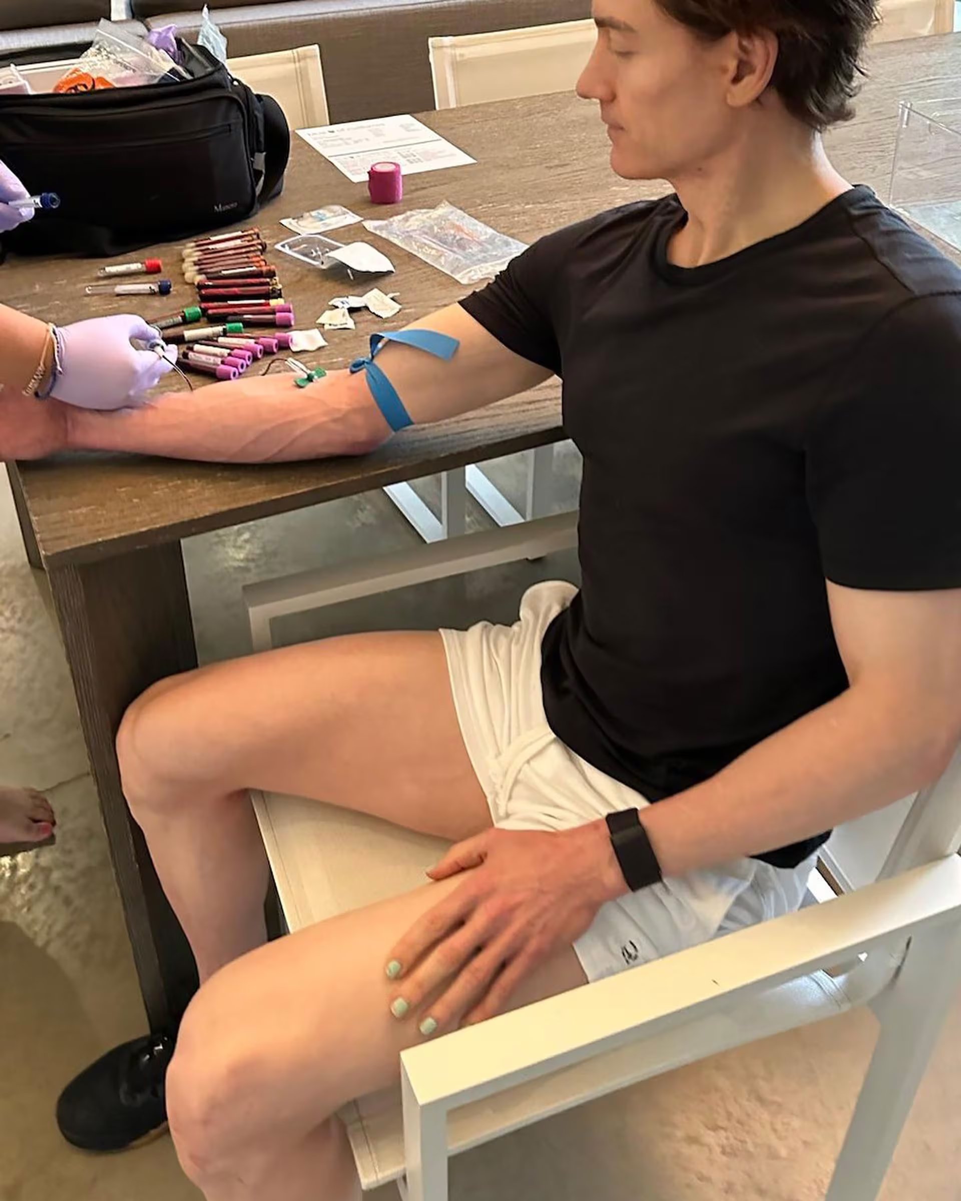 Johnson destaca el papel de la inteligencia artificial en el proyecto No Morir para maximizar la supervivencia colectiva y la existencia prolongada