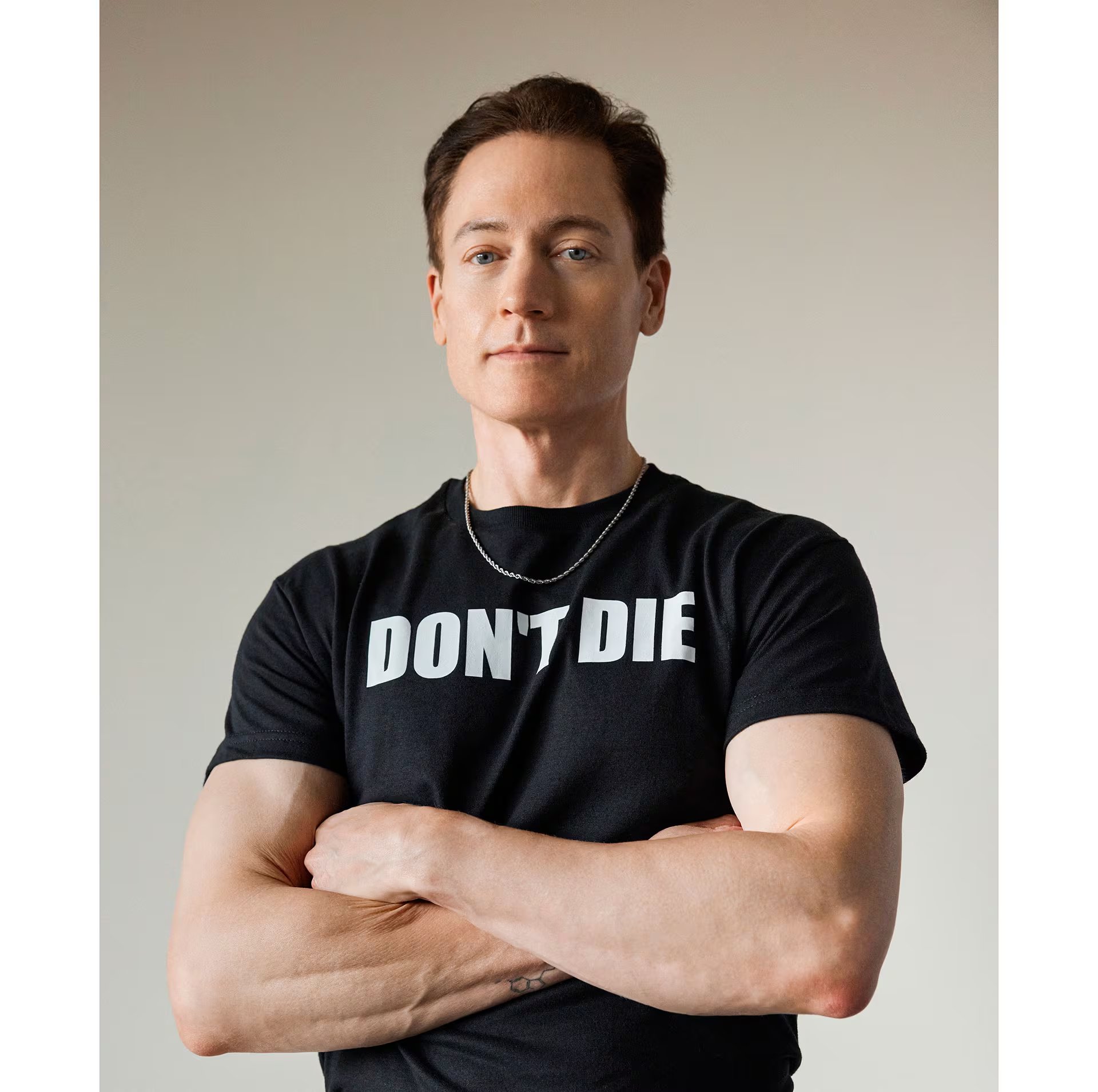 La misión de Johnson privilegia la cooperación y la existencia extendida sobre la perpetuidad individual en busca de una humanidad con mayor valor por la vida