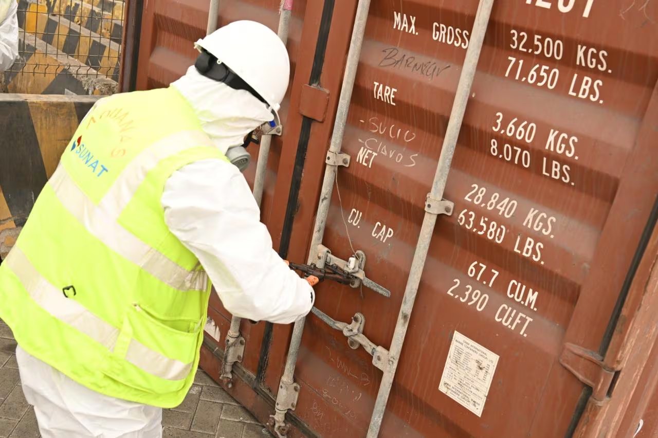 Contenedor inspeccionado en el Callao transportaba mercurio camuflado en 20 toneladas de piedra chancada.
Foto de difusión
