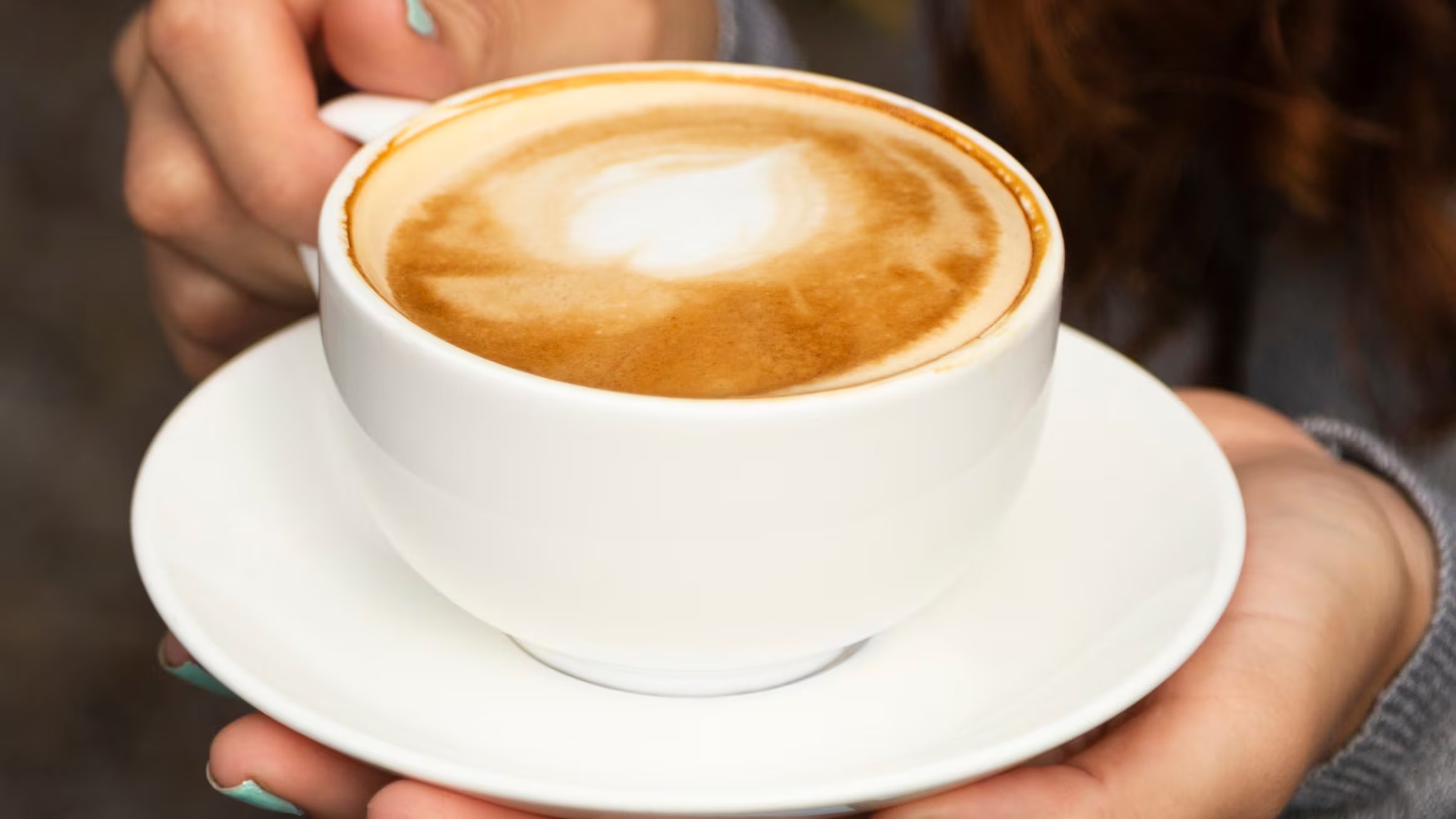 El café puede manchar los dientes, mientras que el matcha ayuda a reducir la acumulación de placa bacteriana. (Freepik)