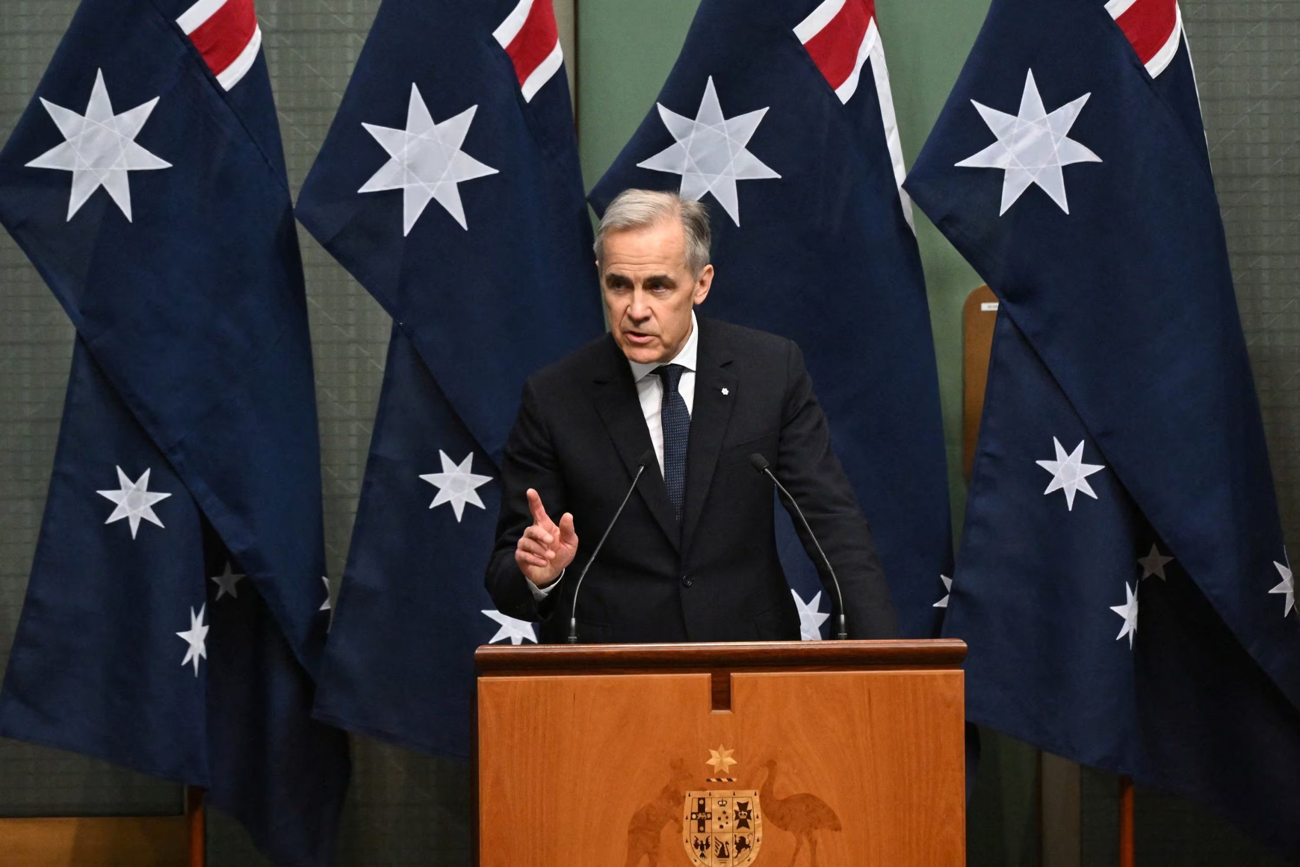 El primer ministro de Canadá, Mark Carney, pronuncia un discurso ante los miembros y senadores de la Cámara de Representantes en el Parlamento australiano, en Canberra, Australia, el 5 de marzo de 2026 (AAP/Lukas Coch vía REUTERS)