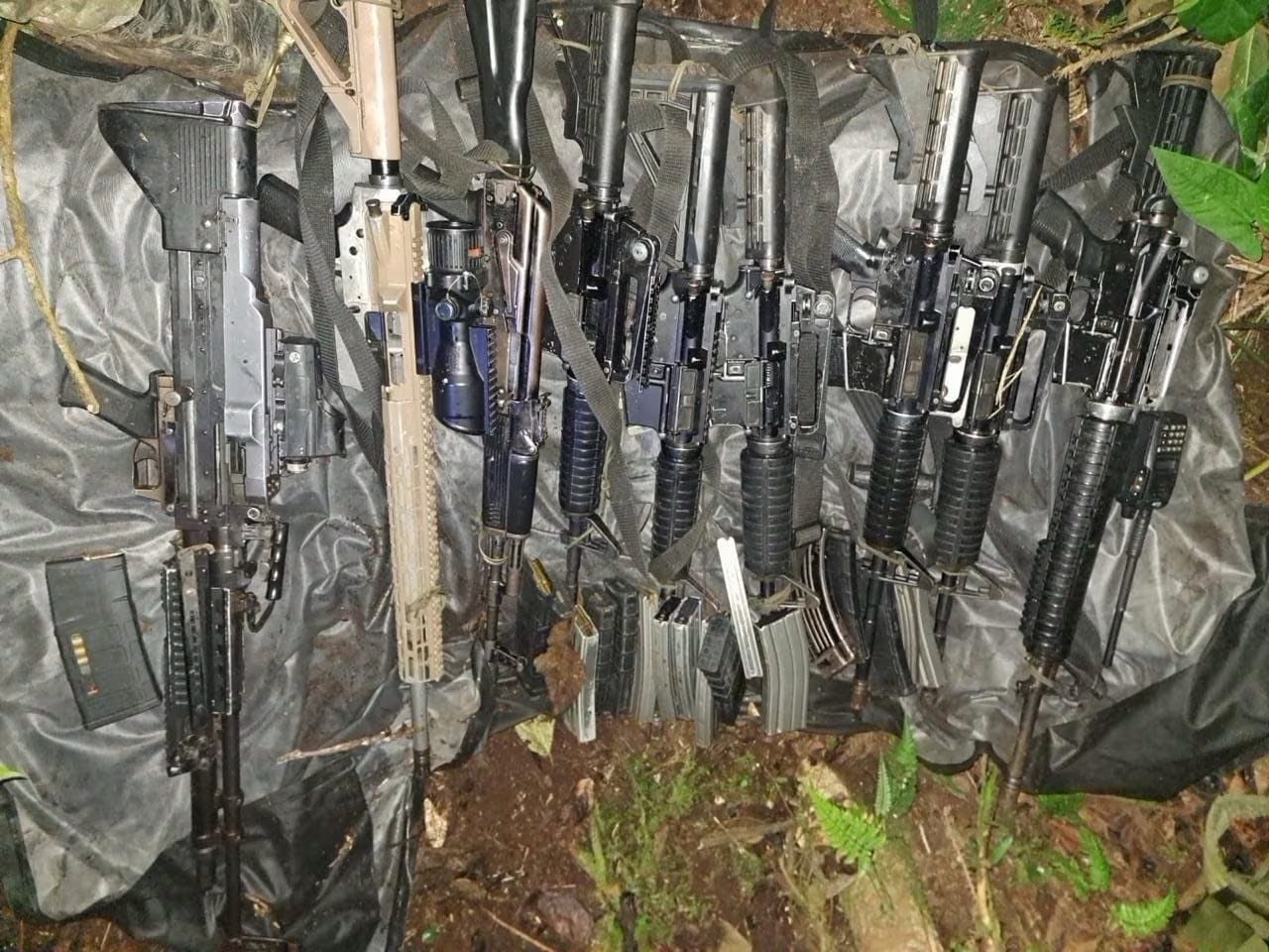 Armas largas, ametralladora y más de 3.900 cartuchos fueron encontrados en un depósito clandestino del grupo armado ilegal. - crédito @FuerzasMilCol/X