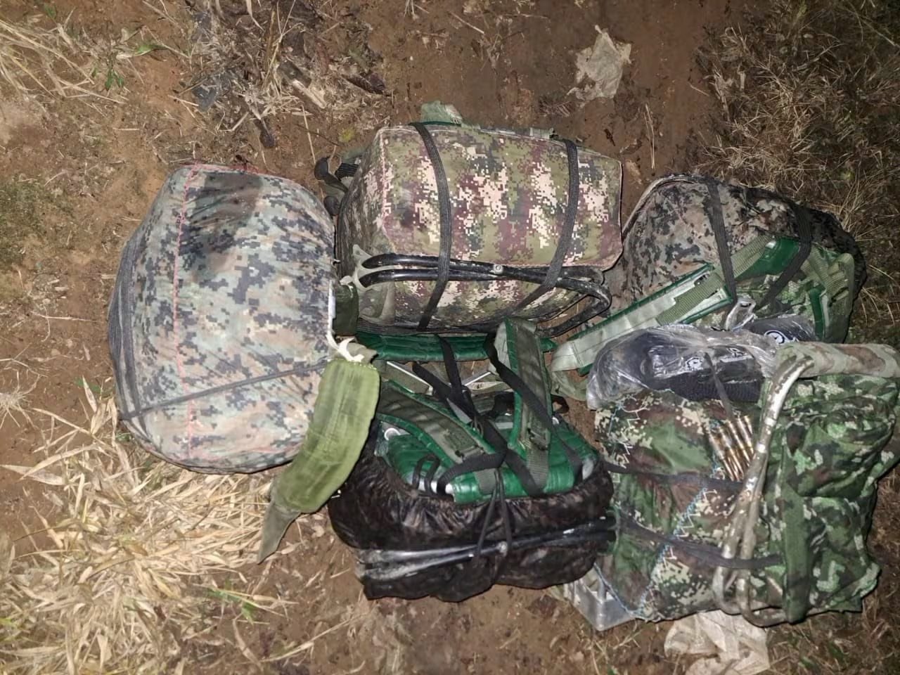 Chalecos, uniformes camuflados, equipos de campaña y dispositivos de comunicación fueron confiscados para análisis de inteligencia. - crédito @FuerzasMilCol/X