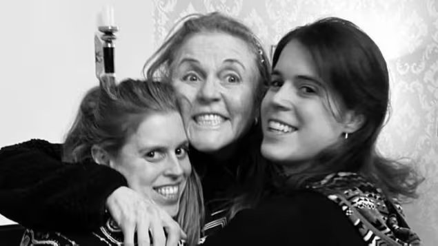 Sarah Ferguson con Beatriz y Eugenia de York en una imagen compartida en redes sociales (@sarahferguson15)