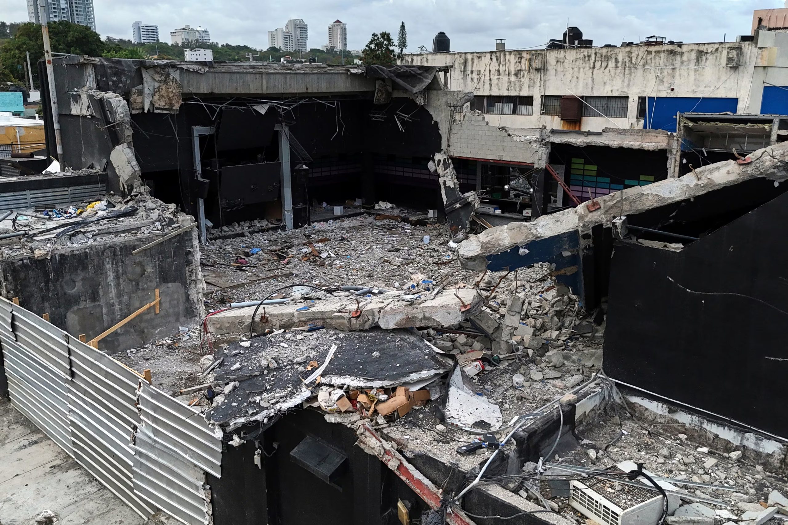 Las autoridades atribuyen el derrumbe de la discoteca en Santo Domingo a una sobrecarga prolongada y falta de mantenimiento en el techo. (AP Foto/Matias Delacroix)