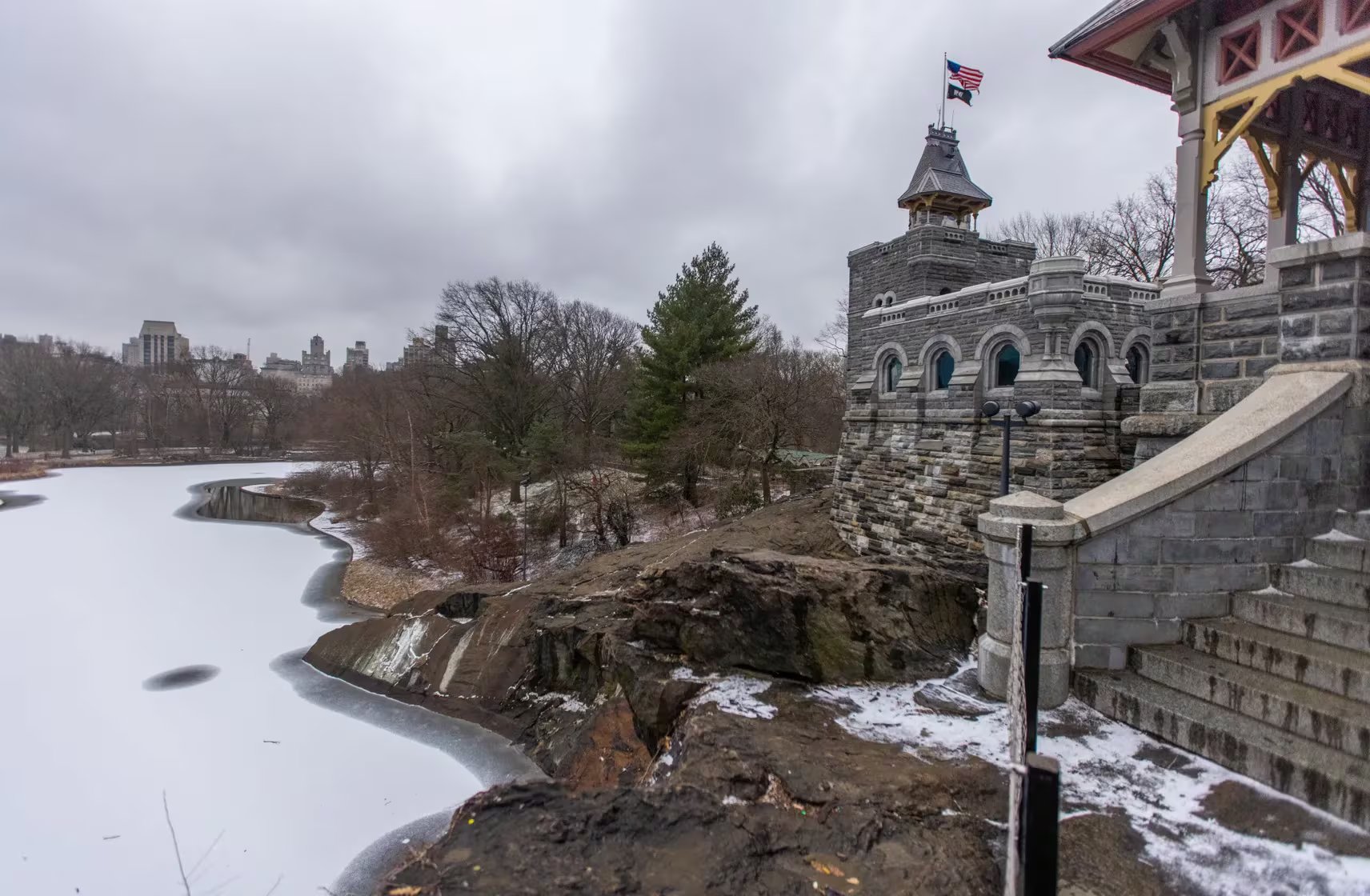 Dentro del castillo, es posible observar instrumentos científicos dispuestos en la parte superior del edificio principal. Fuente: Central Park Conservancy,