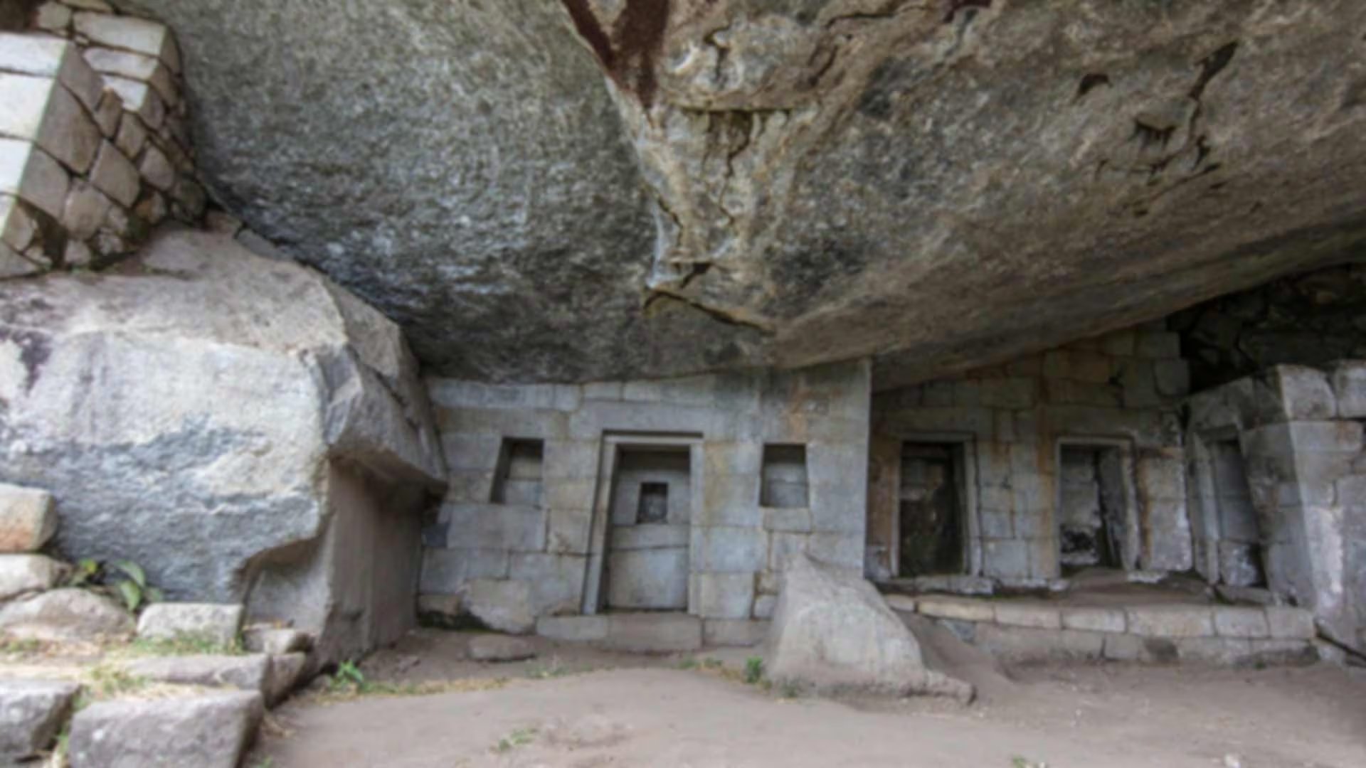 El nombre no tiene sustento arqueológico concluyente; fue una denominación popular asociada a la iluminación lunar.