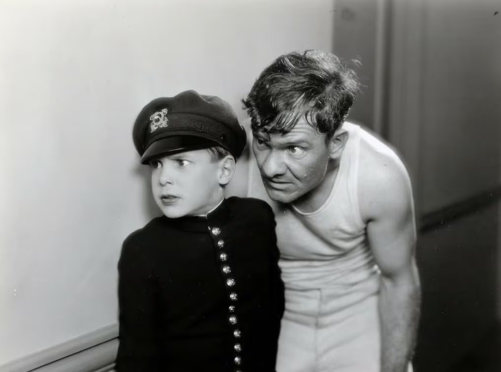 El pequeño actor Jackie Coogan y Paul Hurst en una escena del film de 1927 llamado 