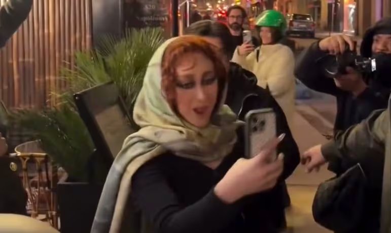 Chappell Roan señaló que estaba siendo acosada mientras caminaba por las calles de París. (Captura de video)