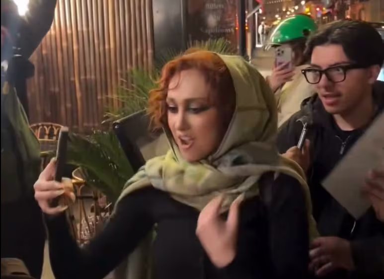 Chappell Roan se negó a darle un autógrafo a un fan tras sentir que su espacio estaba siendo invadido. (Captura de video)