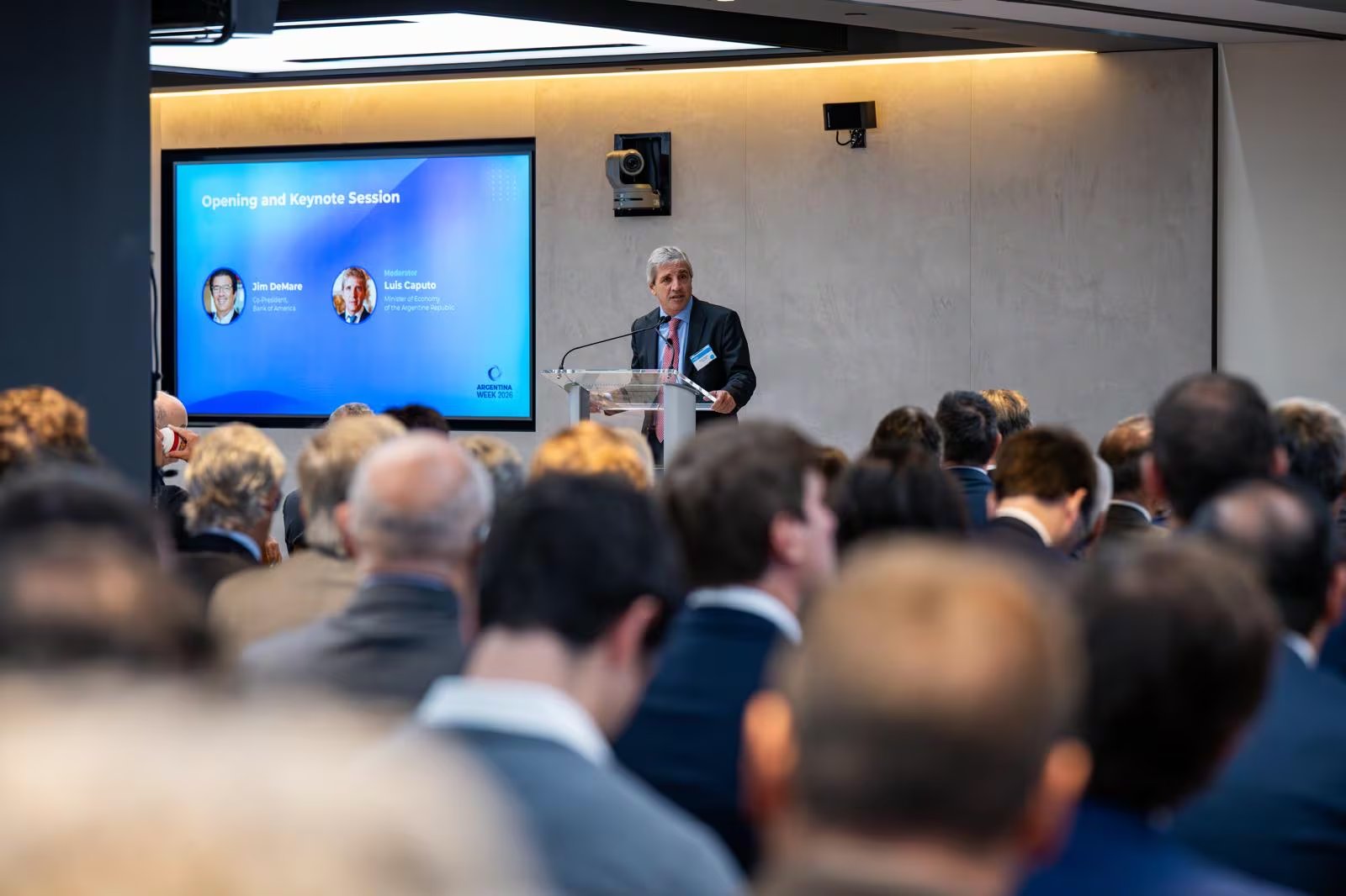 Luis Caputo, Ministro de Economía de Argentina, pronuncia un discurso ante una numerosa audiencia durante la Sesión de Apertura y Conferencia Principal de la Argentina Week 2023.