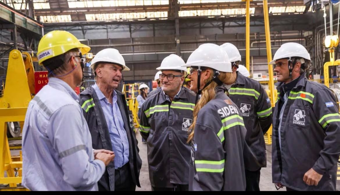 Miguel Ángel Pichetto y un grupo de legisladores en la planta de SIDERSA, en San Nicolás (@MiguelPichetto)