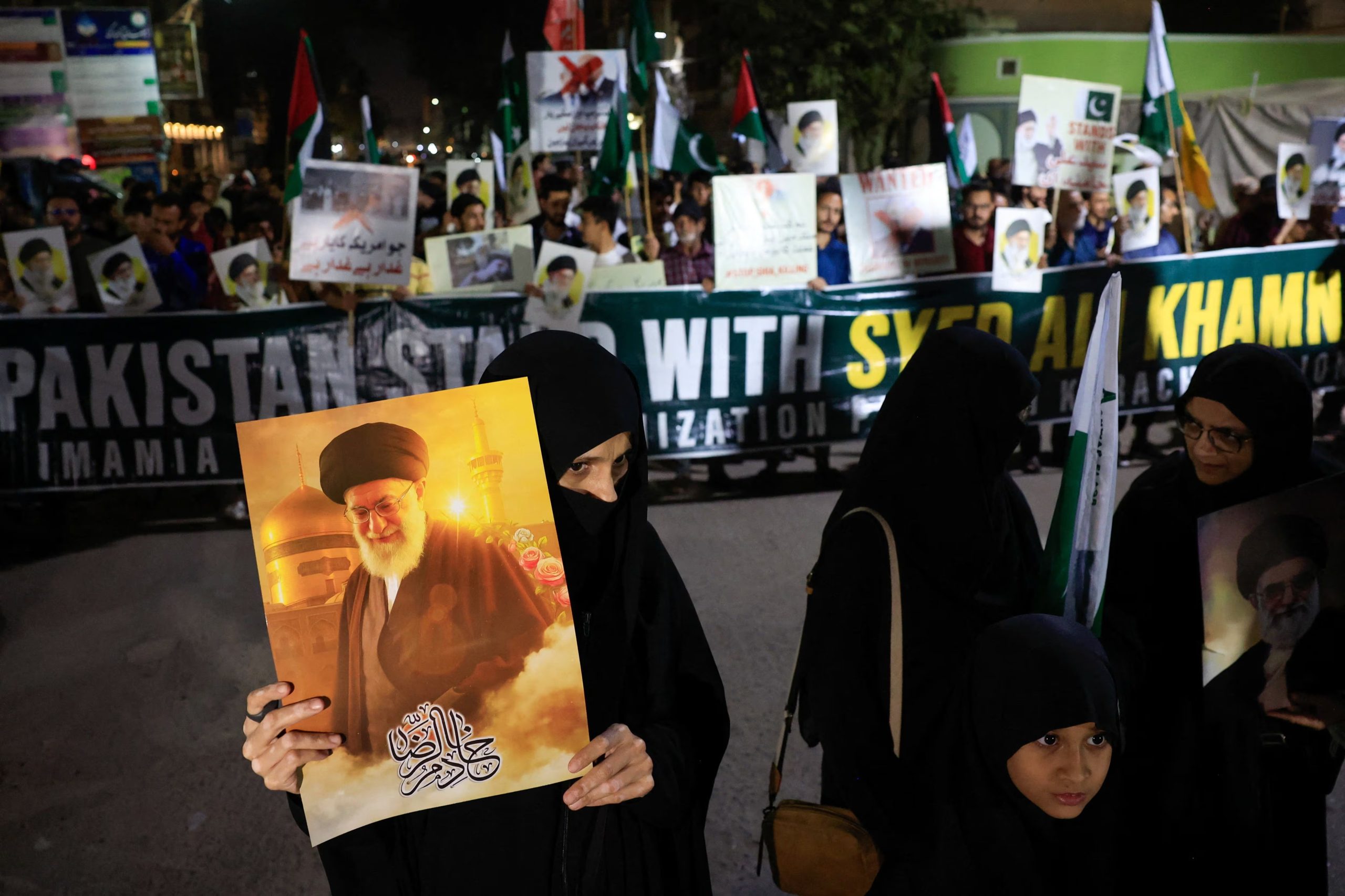 Un musulmán chiíta simpatizante de la Organización Estudiantil Imamia (ISO) sostiene un retrato del Líder Supremo de Irán, el ayatolá Ali Jamenei, durante una protesta contra Israel y los ataques estadounidenses a Irán, en Karachi, Pakistán, el 28 de febrero de 2026. REUTERS/Akhtar Soomro