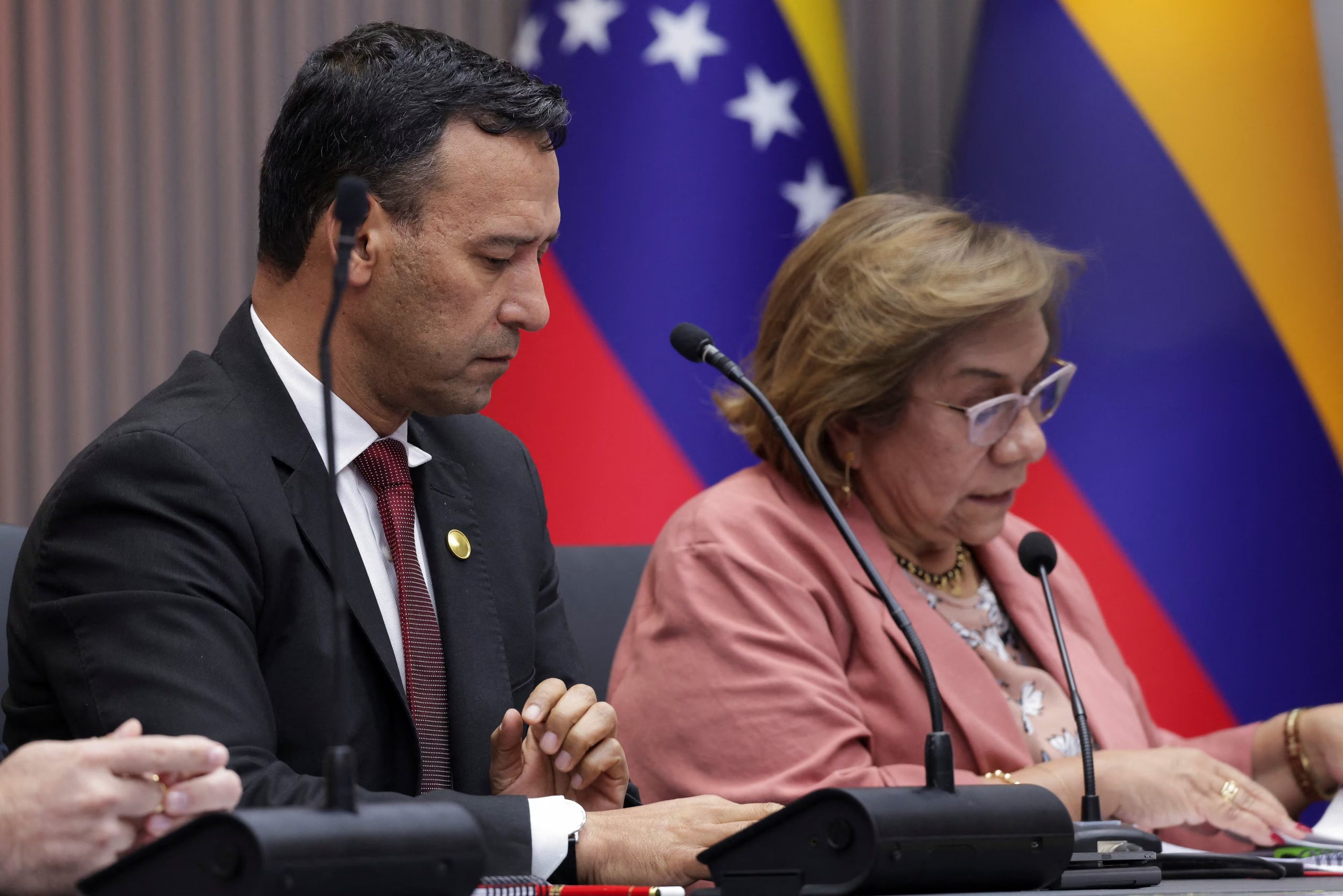 Rosa Villavicencio conversa con el ministro de Defensa de Colombia, Pedro Sánchez Suárez, durante un encuentro oficial en Caracas en el marco de la reunión bilateral entre autoridades colombianas y venezolanas - crédito Gaby Oraa/Reuters