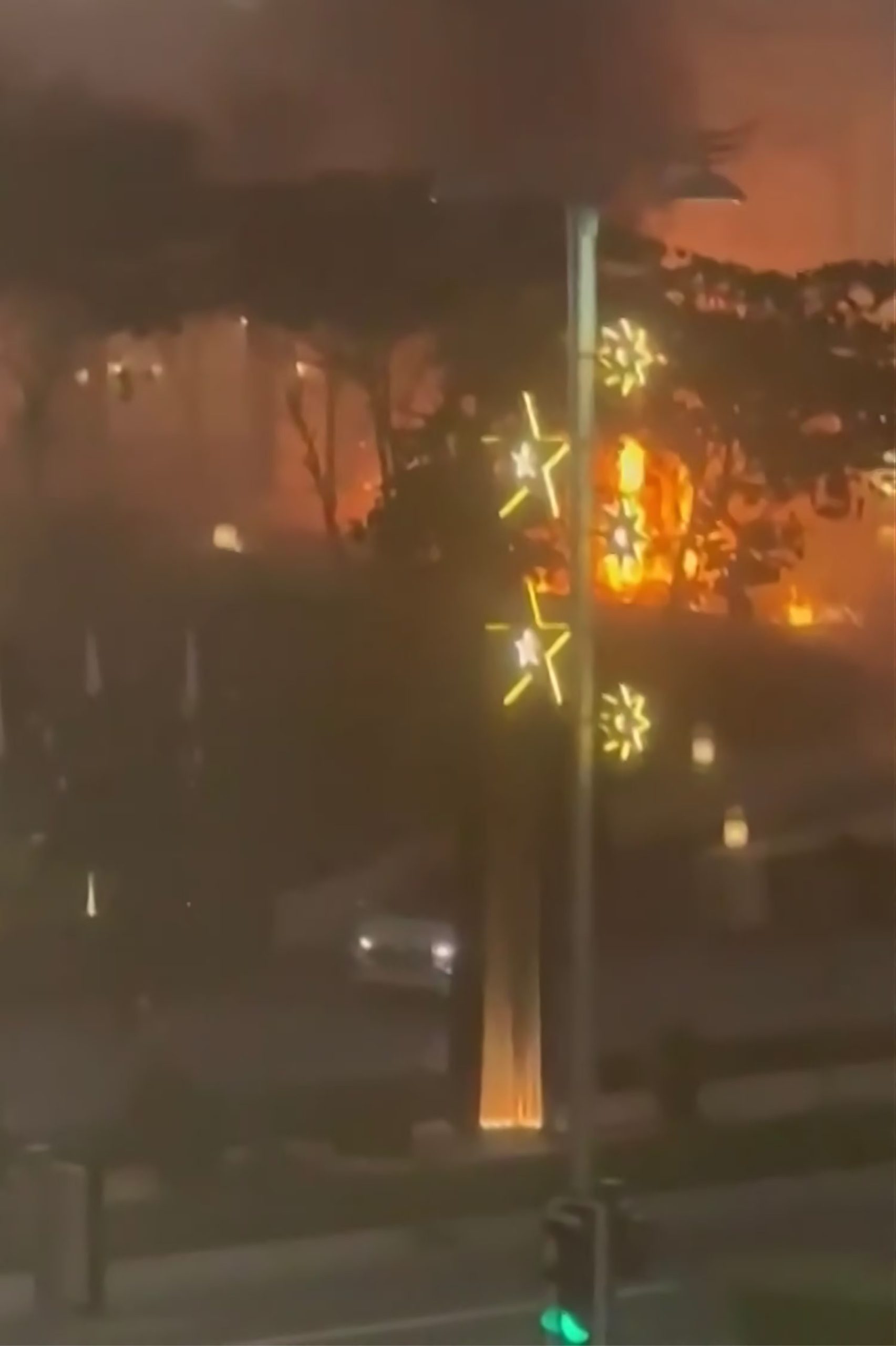 Humo y llamas sobre The Palm de Dubái tras los ataques iraníes con misiles y drones. Los EAU fueron blanco de 137 misiles y 209 drones, la mayoría interceptados - crédito AFP