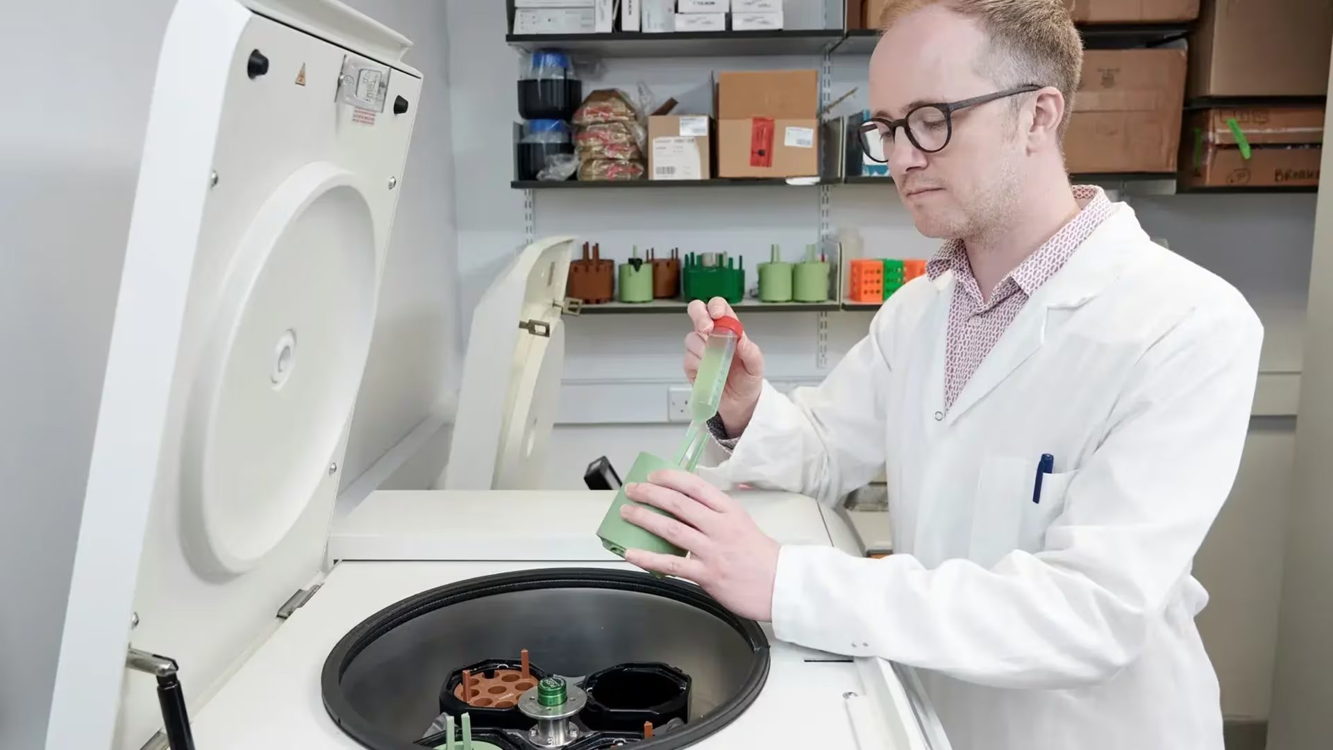 El equipo científico utiliza bacterias modificadas para convertir residuos plásticos comunes en L-DOPA, uno de los principales fármacos contra la enfermedad de Parkinson. Crédito Edinburgh Innovations