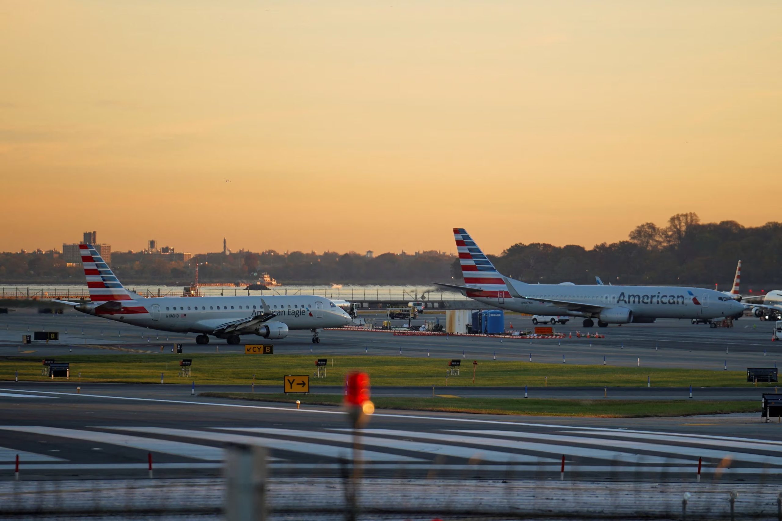 United Airlines advierte pérdidas de hasta USD 11.000 millones y un aumento del 20% en tarifas si los precios internacionales del petróleo persisten (REUTERS/Ryan Murphy)