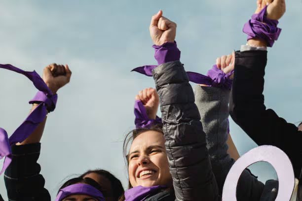 El morado trasciende fronteras como símbolo de igualdad y justicia femenina. Foto: (iStock)