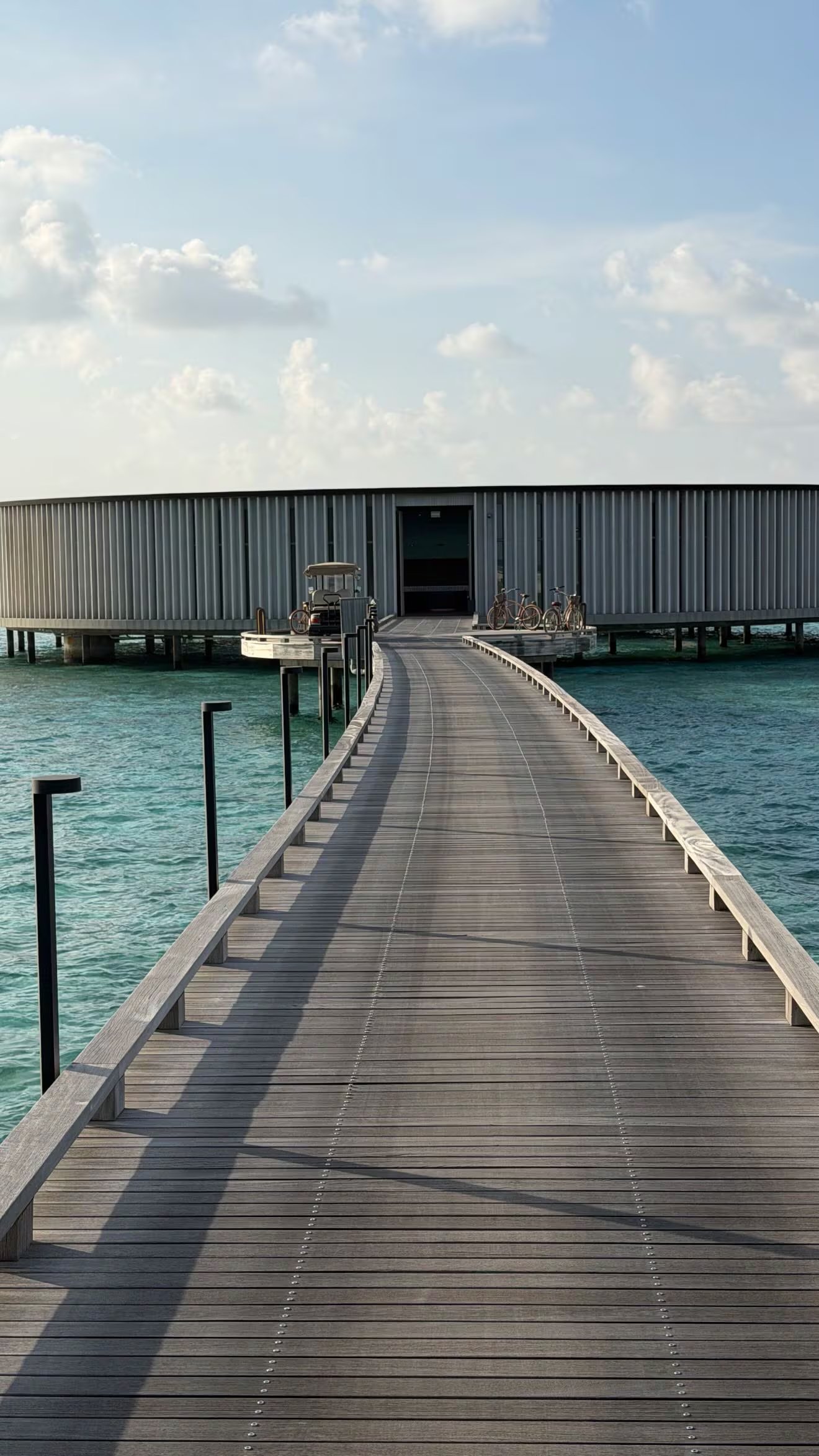 Todo el hotel se encuentra sobre el agua y el método de transporte son bicicletas 