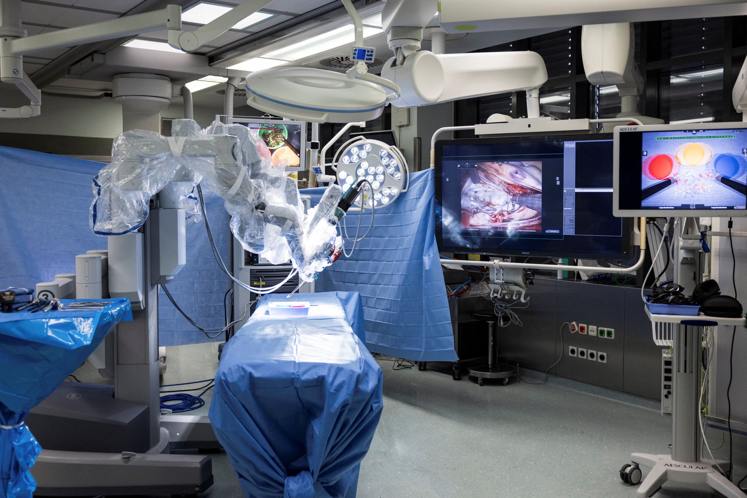 El robot Da Vinci, utilizado ampliamente en Estados Unidos y Europa, elimina el temblor humano y permite un zoom de hasta 15x, ofreciendo mayor precisión en cirugía cardíaca (REUTERS/Nadja Wohlleben)