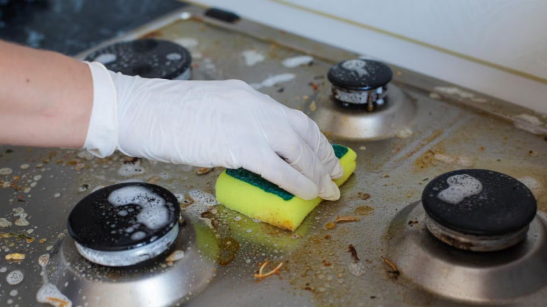 Cómo limpiar la grasa de las hornallas con solo dos ingredientes de la cocina, rápido y fácil (fuente: Freepik)