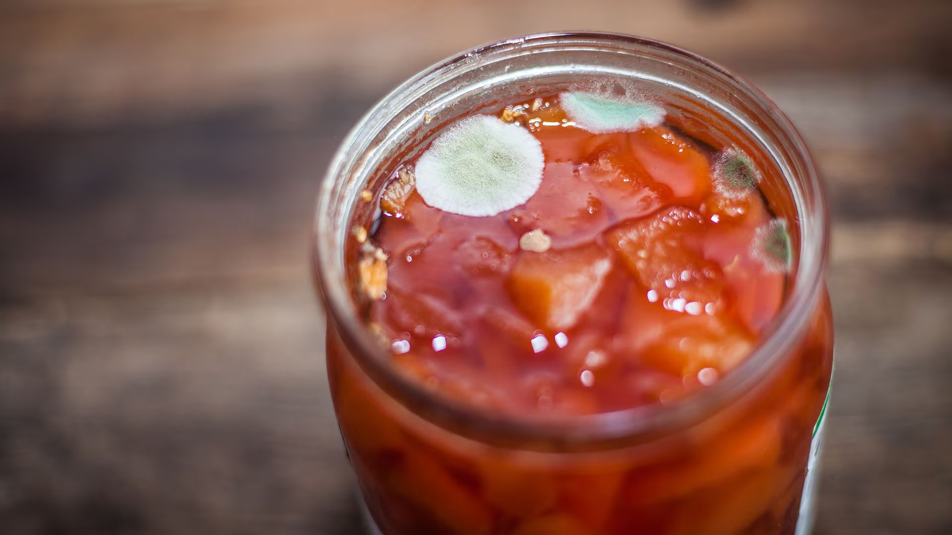 El SENASA informa cómo reducir el riesgo de botulismo al consumir conservas vegetales, mixtas y escabeches (Shutterstock)