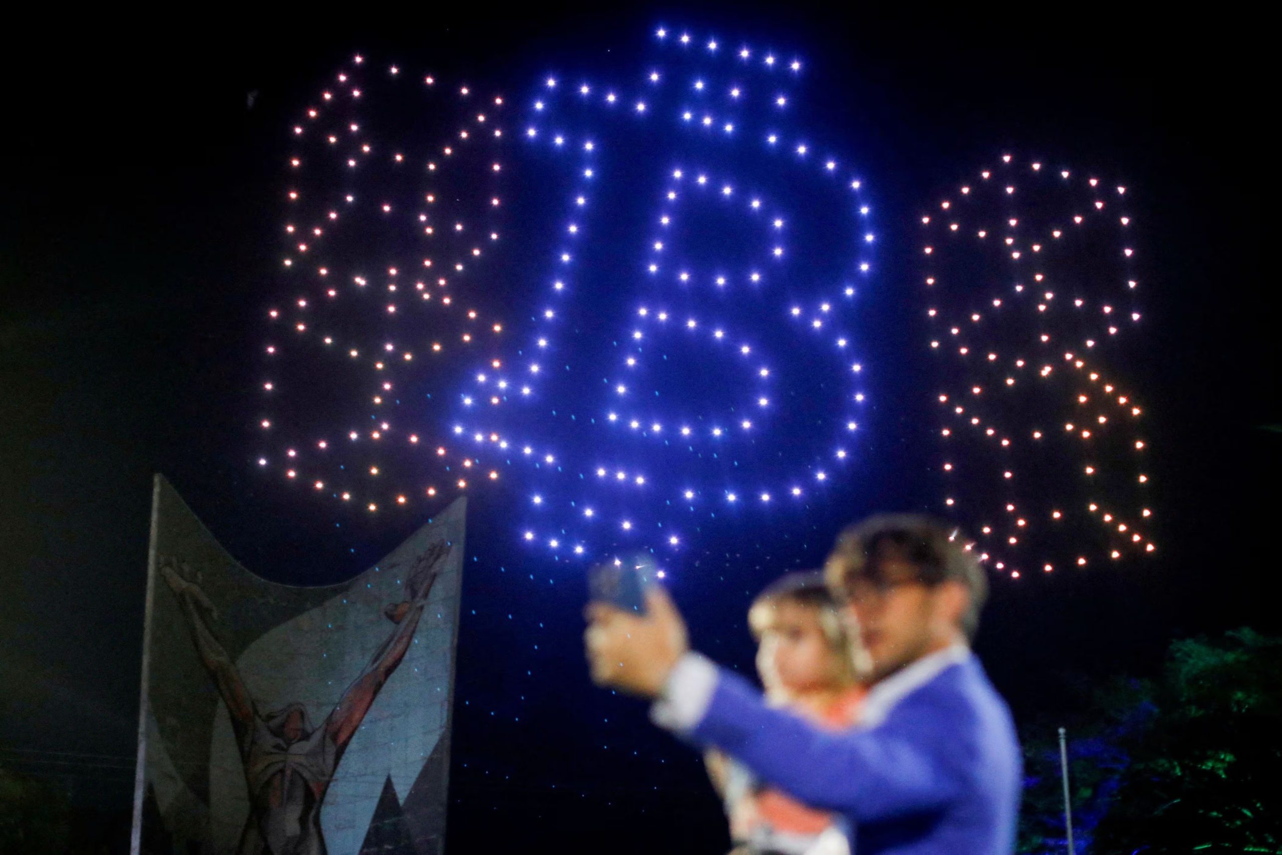 Eric Gravengaard, CEO y fundador de la compañía Anthena Bitcoin, al realizar una operación de prueba en un cajero automático para transacciones en bitcoin, en San Salvador (El Salvador). (EFE/Rodrigo Sura/Archivo)