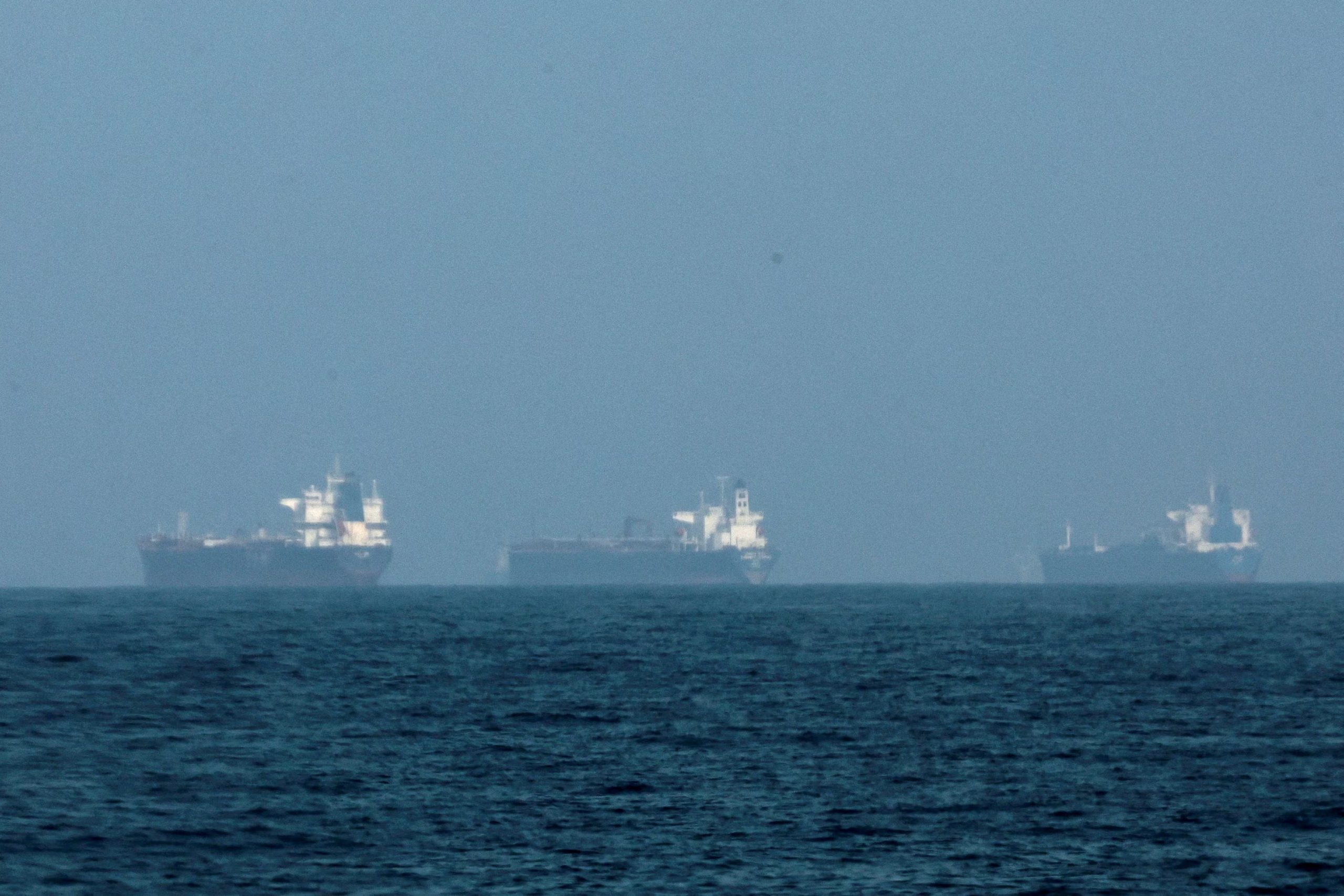 Buques cisterna frente a la costa de Fujairah, Emiratos Árabes Unidos, 3 de marzo de 2026. REUTERS/Amr Alfiky