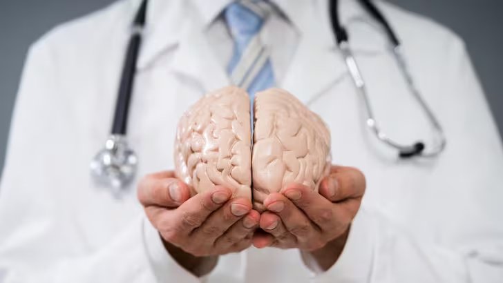 El análisis combinó datos sanguíneos, estudios de memoria, neuroimágenes y genotipo APOE e4 para elevar la seguridad diagnóstica en un 95%. (Freepik)