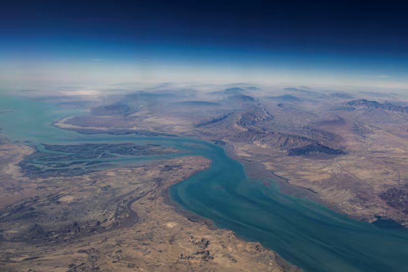 Vista aérea de las costas iraníes y la isla de Qeshm en el estrecho de Ormuz. REUTERS/Stringer