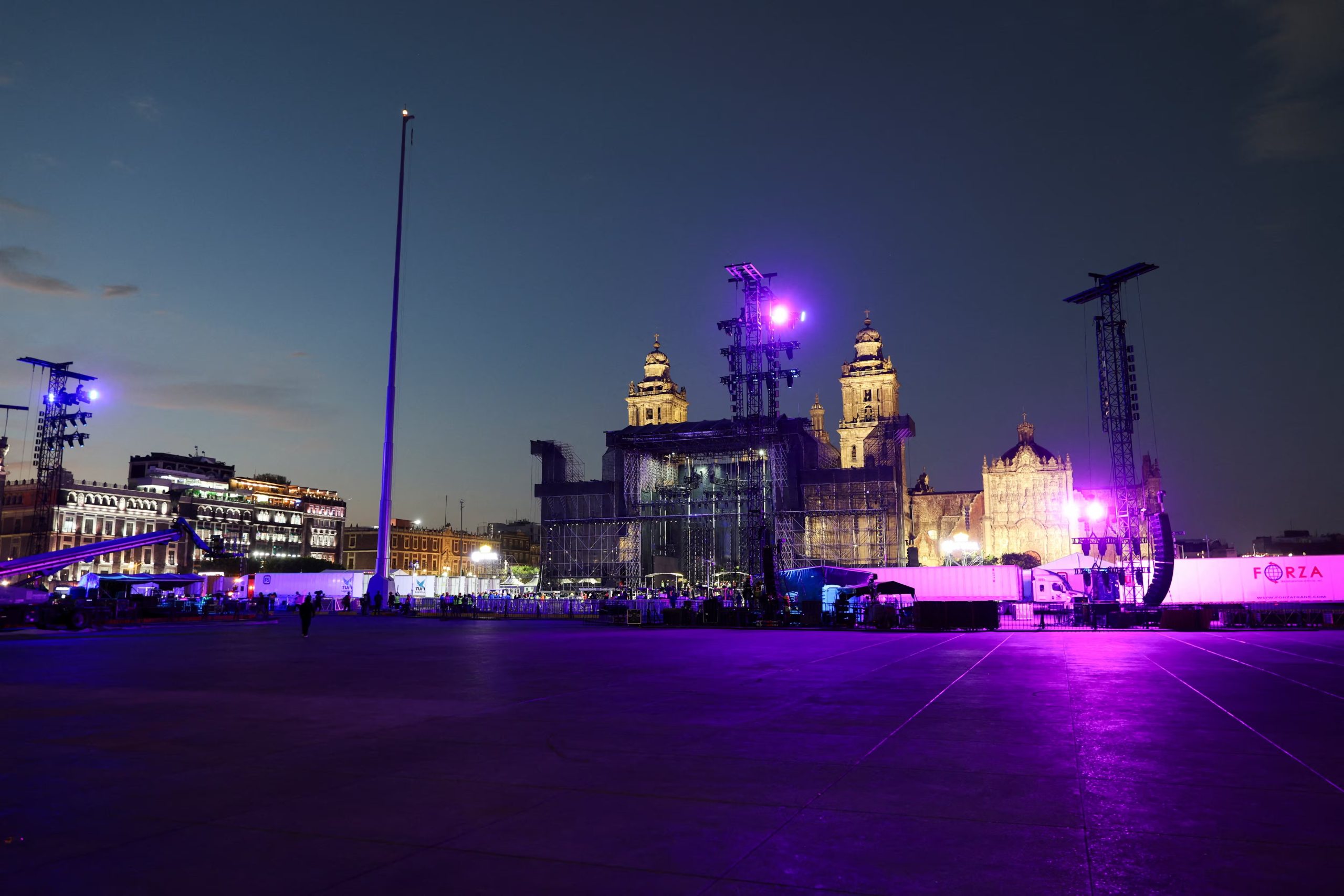 Así va el montaje del escenario para Shakira. REUTERS/Luis Cortes