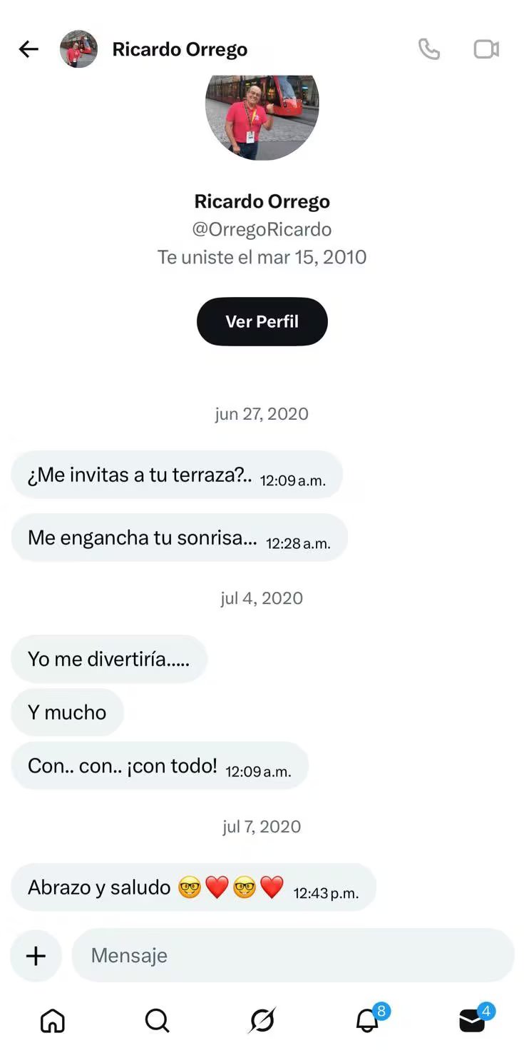 La joven publicó uno de los chats que demuestra los mensajes por parte del presentador - crédito Kathy Lambis / X
