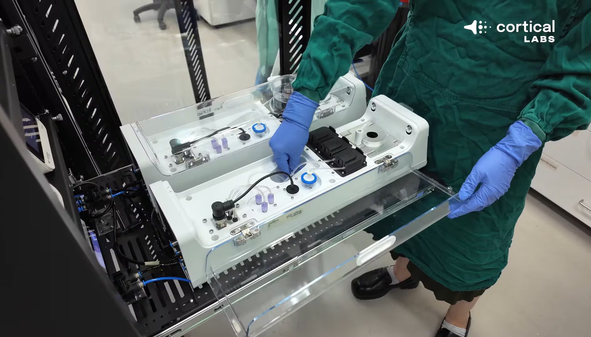 El CL1 fue presentado en el Mobile World Congress de Barcelona en marzo de 2025 como la primera computadora biológica comercializable del mundo
(Youtube: Cortical Labs)