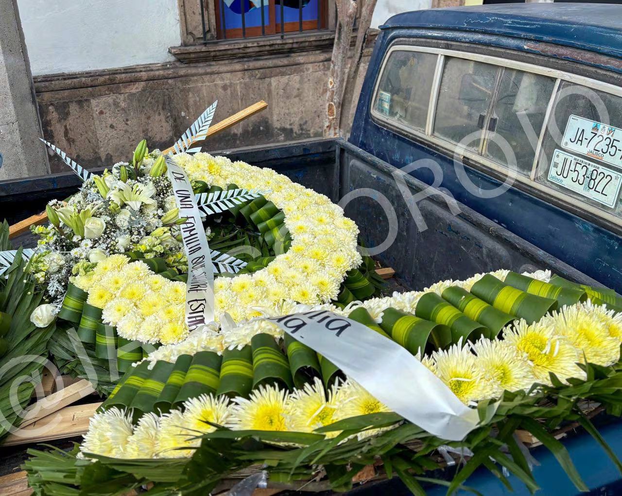 Llegada de arreglos florales a la funeraria donde estarían los restos de El Mencho.(x/JaliscoRojo)