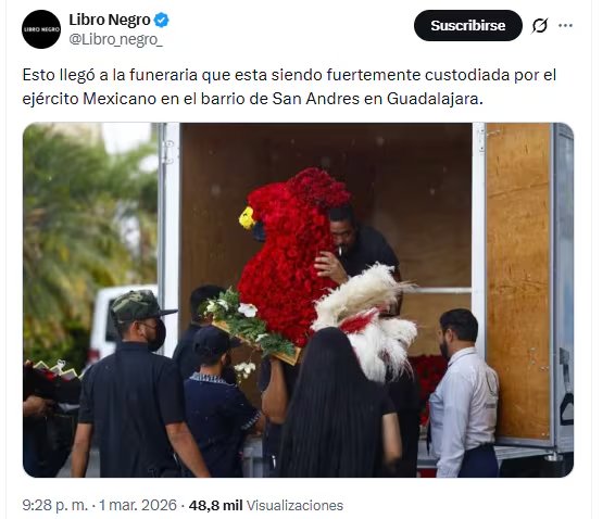 Arreglo floral en forma de gallo. (Captura de pantalla)