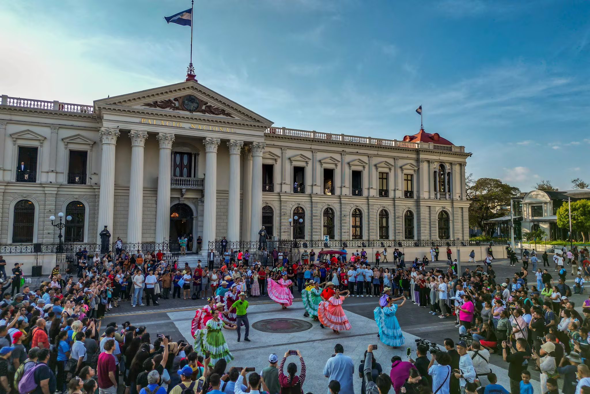 Vista panorámica del Centro Histórico de San Salvador, epicentro de inversiones y proyectos de revitalización urbana que transforman el corazón del AMSS. (Cortesía: El Centro Histórico SV)