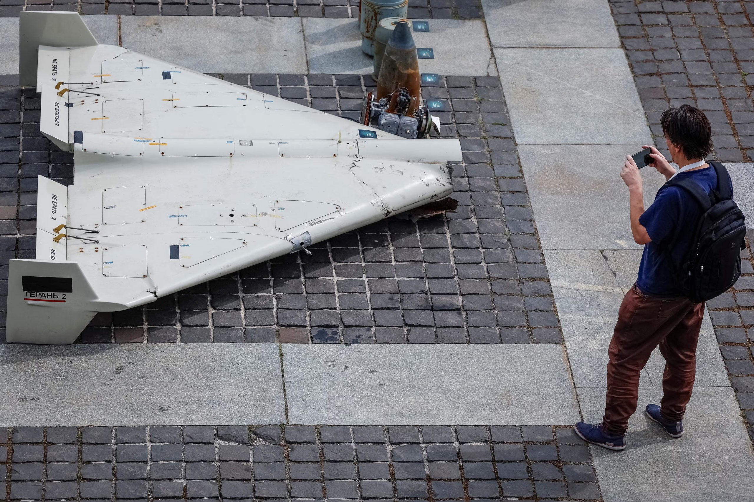 FOTO DE ARCHIVO: Un visitante de una exposición toma una fotografía de partes de un vehículo aéreo no tripulado (VANT) Shahed-131/136 de fabricación iraní, que fue lanzado sobre territorio ucraniano en medio del ataque ruso contra Ucrania, en Kiev, Ucrania, el 27 de junio de 2025
REUTERS/Alina Smutko/Foto de archivo