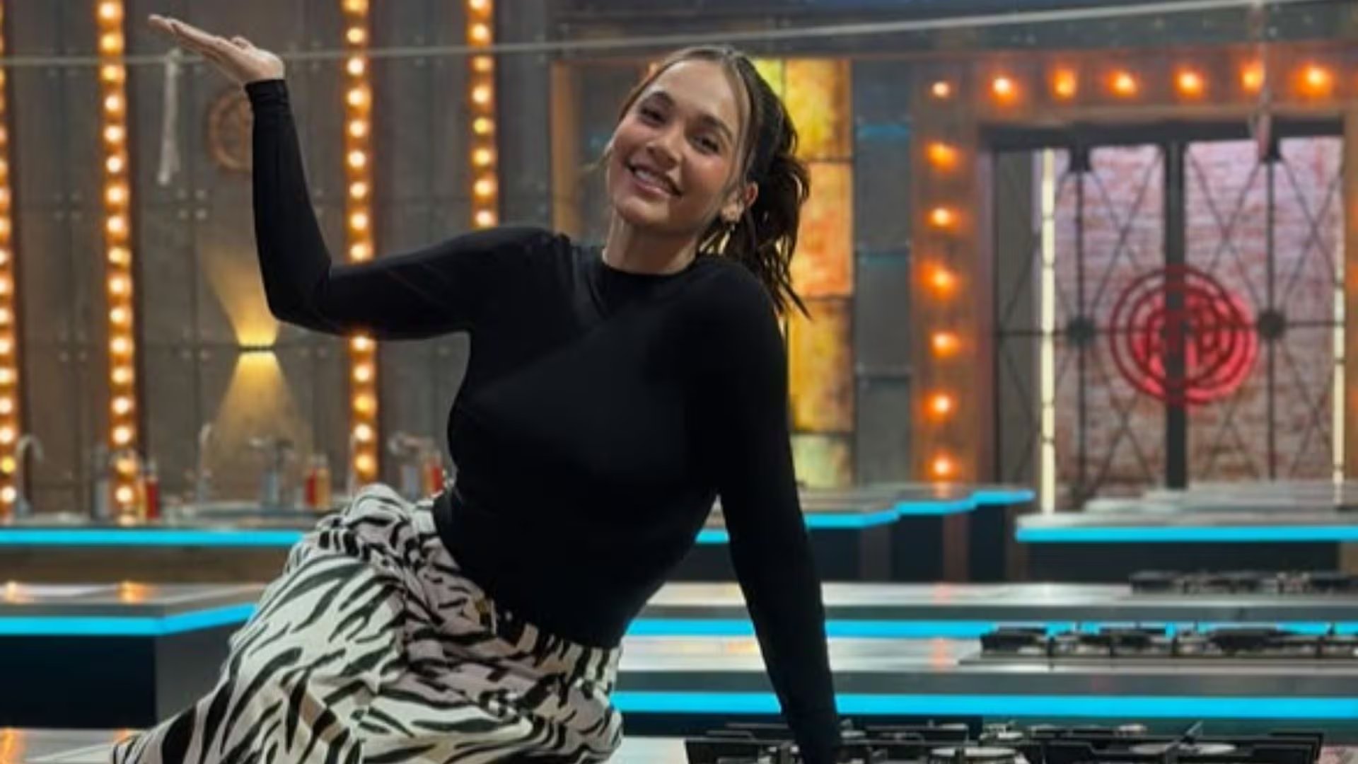 Según La Corona TV, la actriz ha solicitado permisos reiterados, lo que ha obligado a la producción a ajustar los cronogramas y retos. - crédito @linatejeiro/IG