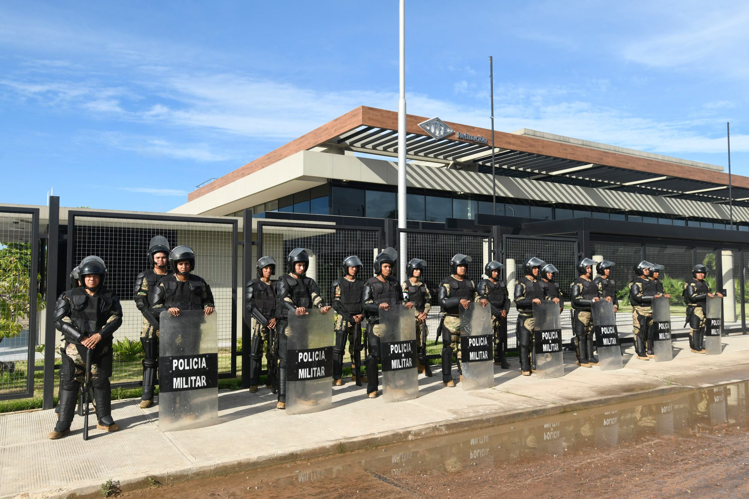 Militares custodian las oficinas de YPFB en Santa Cruz, Bolivia. 2 de marzo de 2026. (Photo by Rodrigo URZAGASTI / AFP)