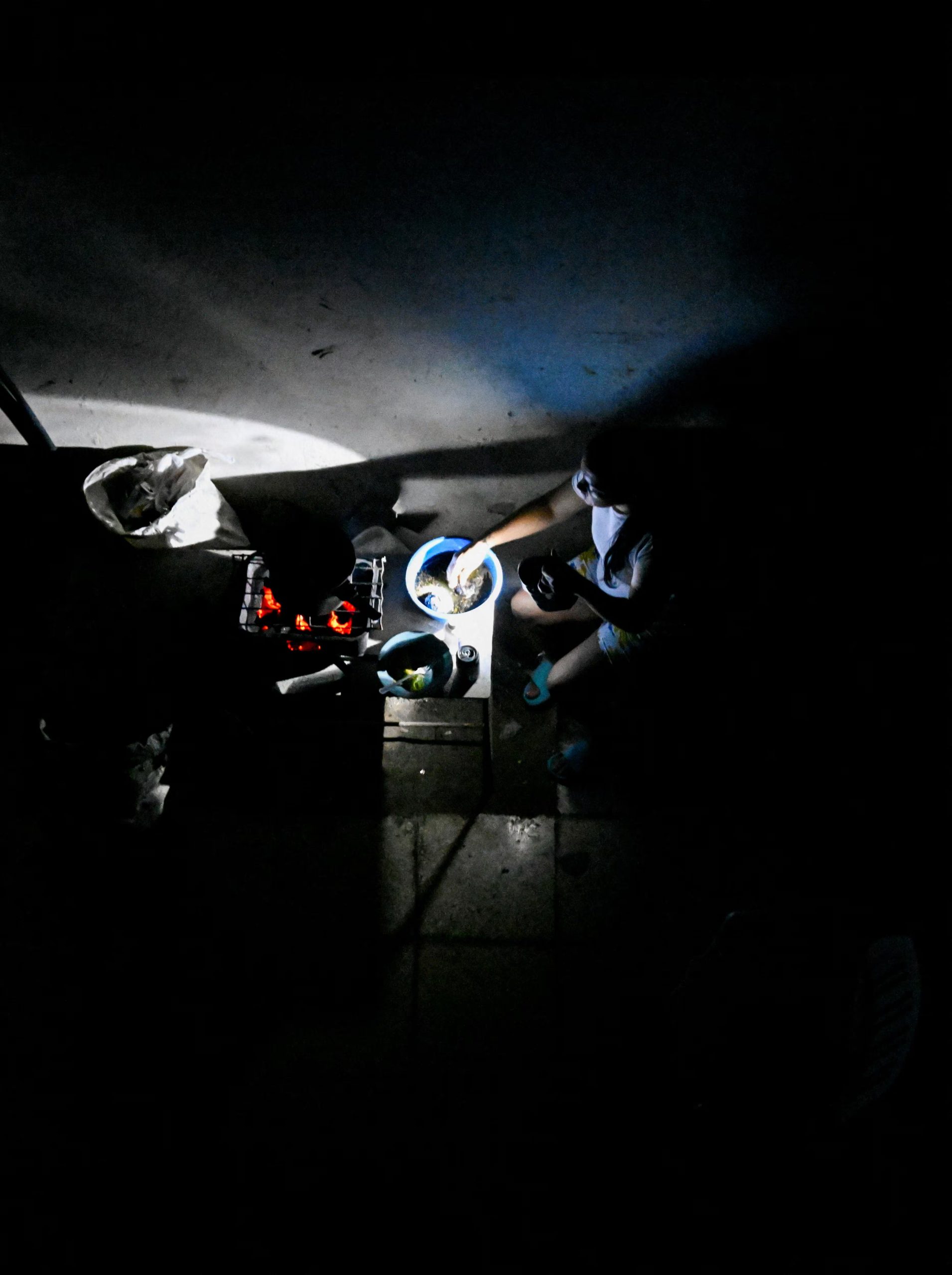 Una mujer cocina en la oscuridad en medio del apagón nacional en Cuba (REUTERS/Norlys Perez)