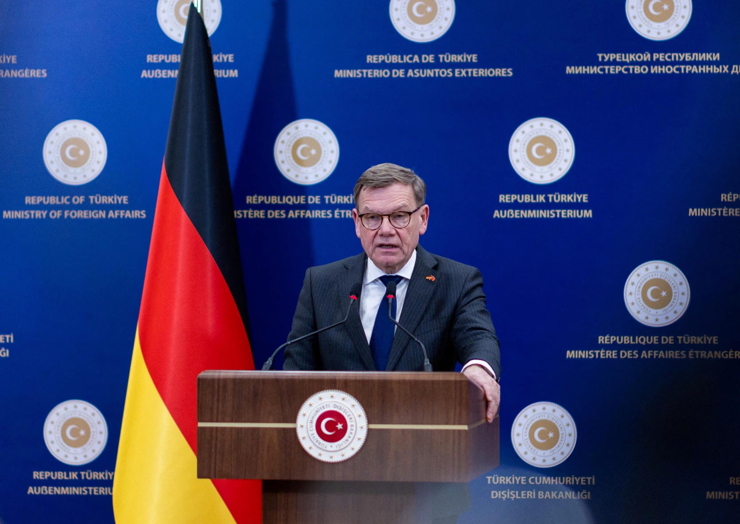 El ministro de Asuntos Exteriores, Johann Wadephul, dijo que su país no enviará buques de guerra a Ormuz (Turkish Foreign Ministry/Handout via REUTERS)