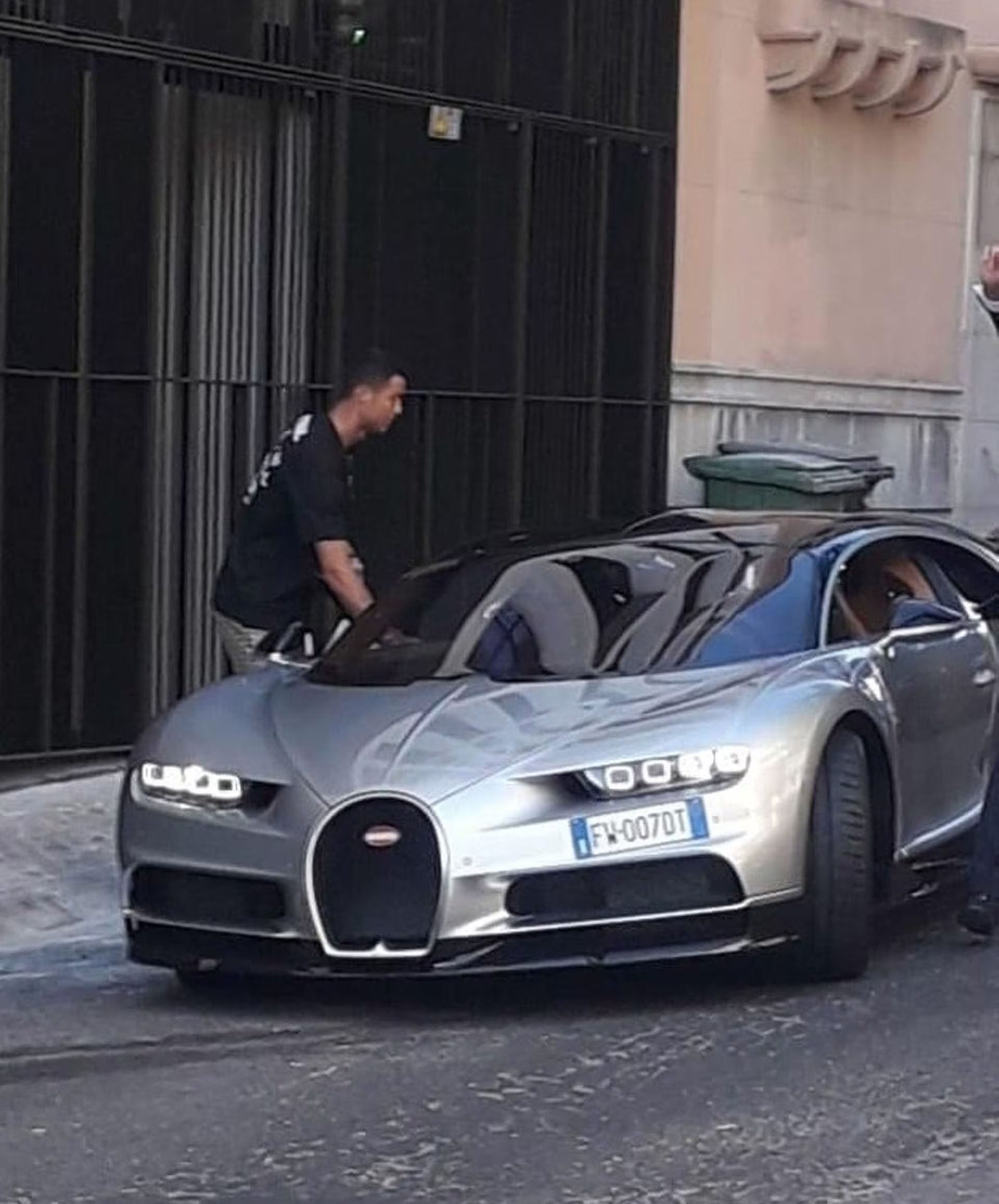 El Centodieci no es el único Bugatti que manejó Cristiano Ronaldo. En la foto, tomada en 2021 en Lisboa, se ve al futbolista subiendo a su Bugatti Chiron, antes de acceder al exclusivo modelo que mostró en redes (Backgrid UK/The Grosby Group)