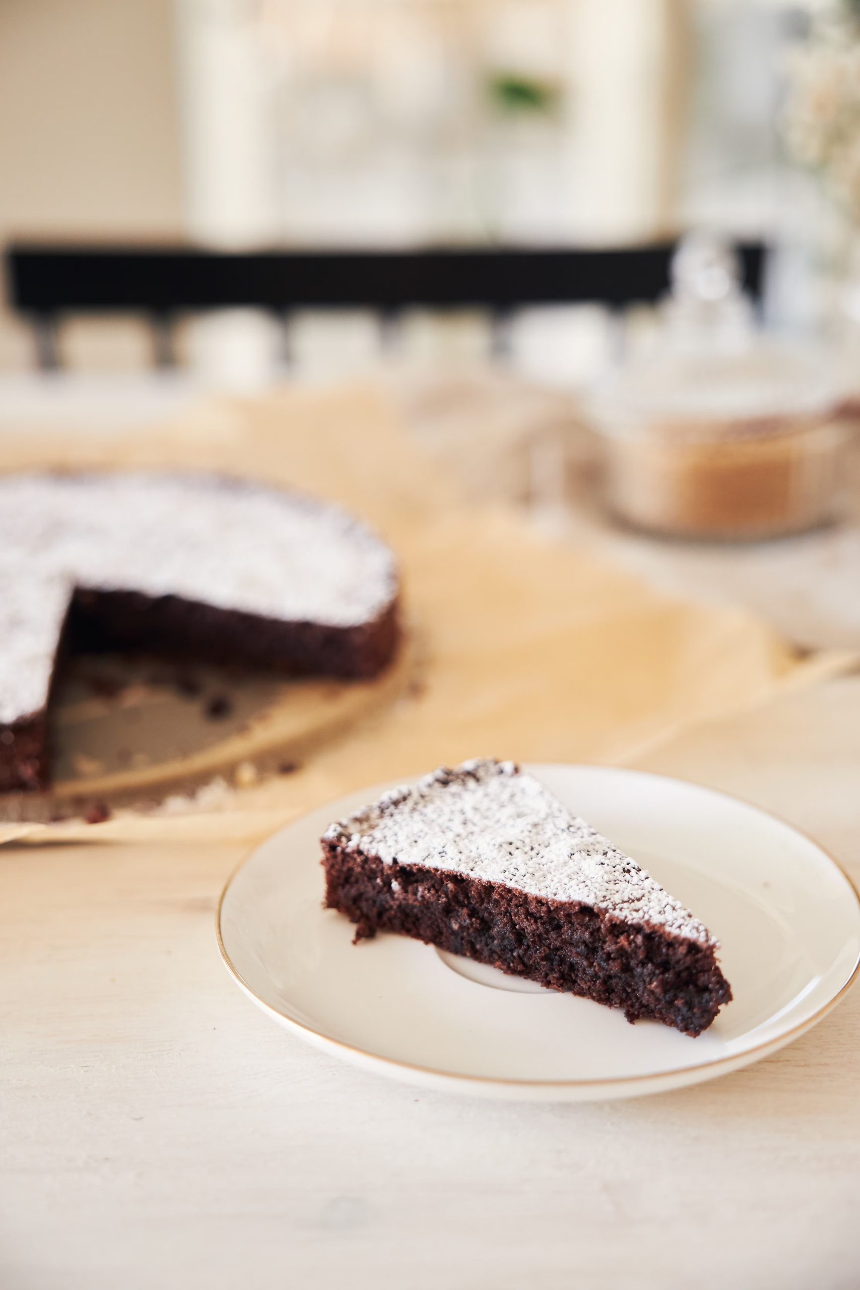 Kladdkaka es una torta sueca reconocida por su interior húmedo y su corteza crujiente, ideal para la tradicional pausa del café llamada fika (Freepik)